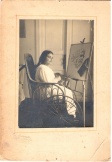 Юная художница Котлярова Н.Ф. за работой. 1916 г.