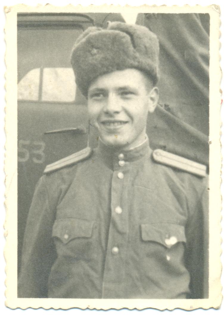 Фотография «Лейтенант Кения В.И. у кабины «Студебеккера». Польша 1944