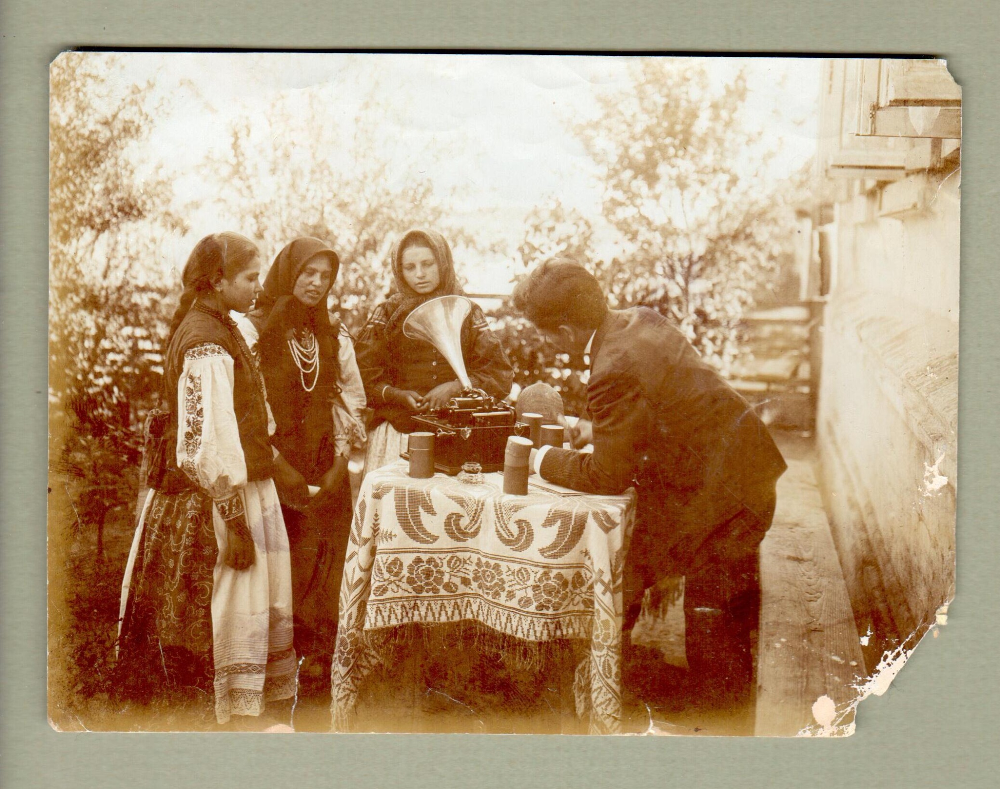 Фотография «Листопадов А.М. за записью старинных казачьих песен на фонограф». 1905 г.