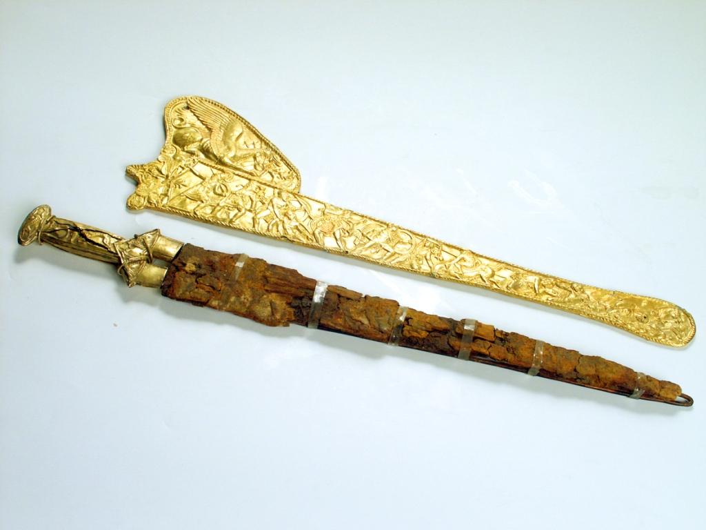 Золотая накладка на ножны меча