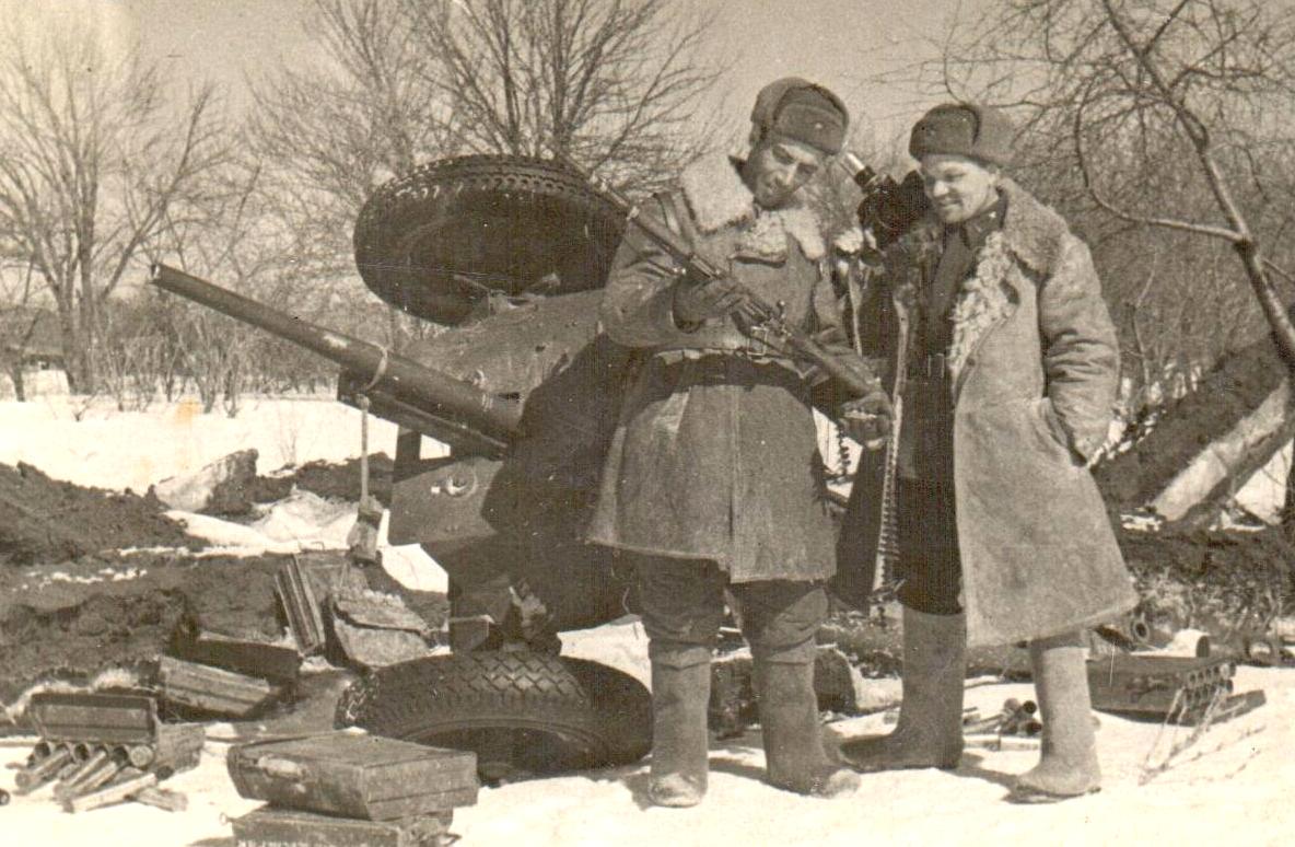 Фотография "Л.Б. Мазрухо и Г.Ф. Попов-операторы осматривают трофейное вражеское вооружение". Южный фронт. 1941 год