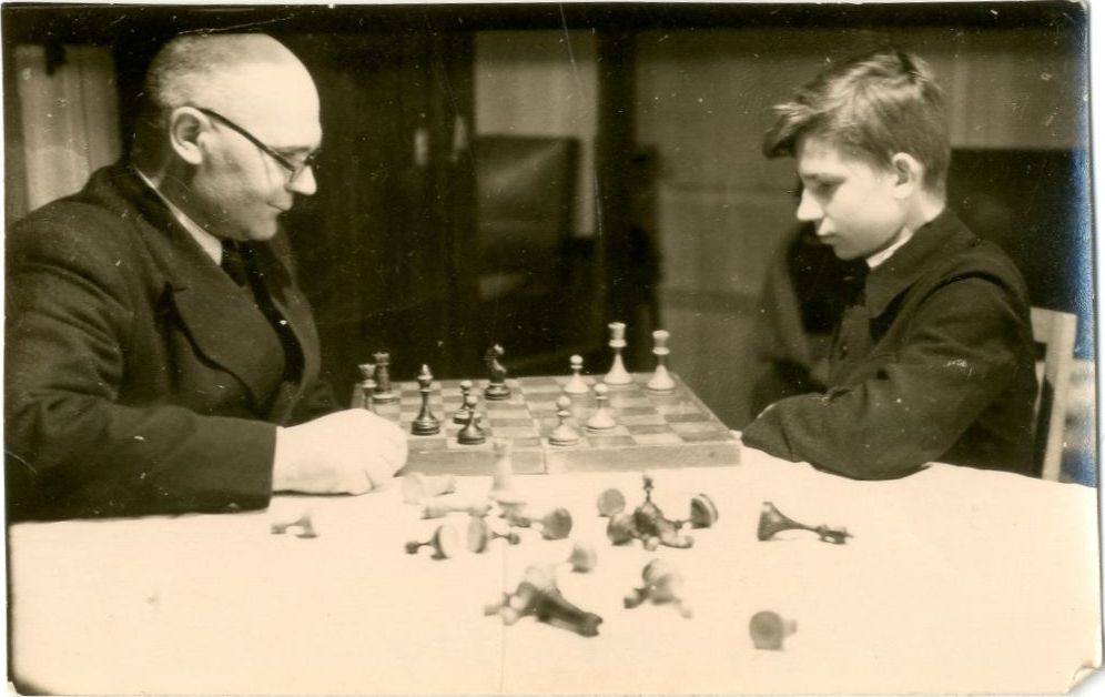 Фотография «Шахматная партия между С.Е. и Б.С. Белозеровыми»