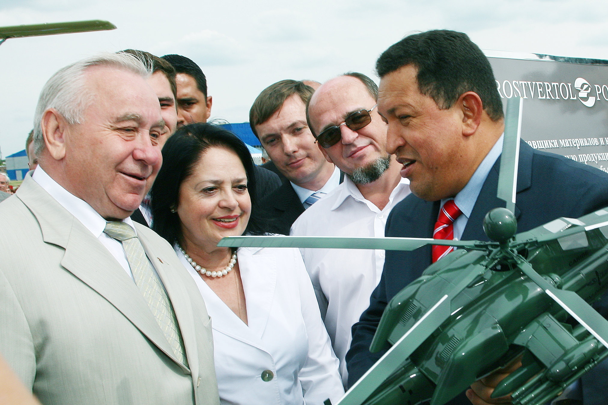 Б.Н. Слюсарь преподнес президенту Венесуэлы Уго Чавесу модель вертолета Ми-28Н в память о посещении «Роствертола». 30.06.2007 г..png