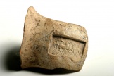 фрагмент ручки амфоры с  клеймом с изображением  Гелиоса   на квадриге.глина, IV в. до н.э.
