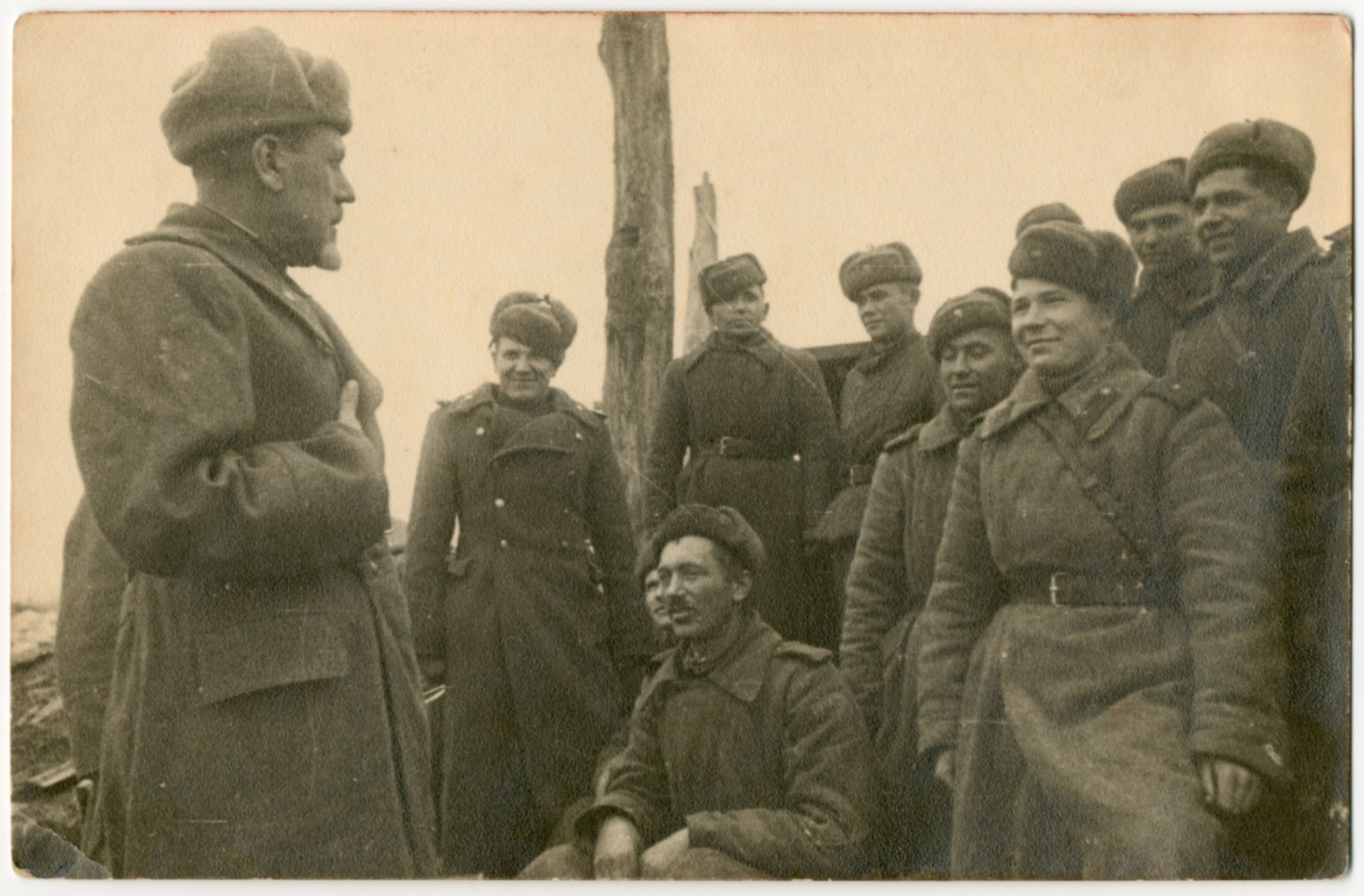 Фотография «Гвардии подполковник Иноземцев Г.А. перед воинами-гвардейцами». 1944 год