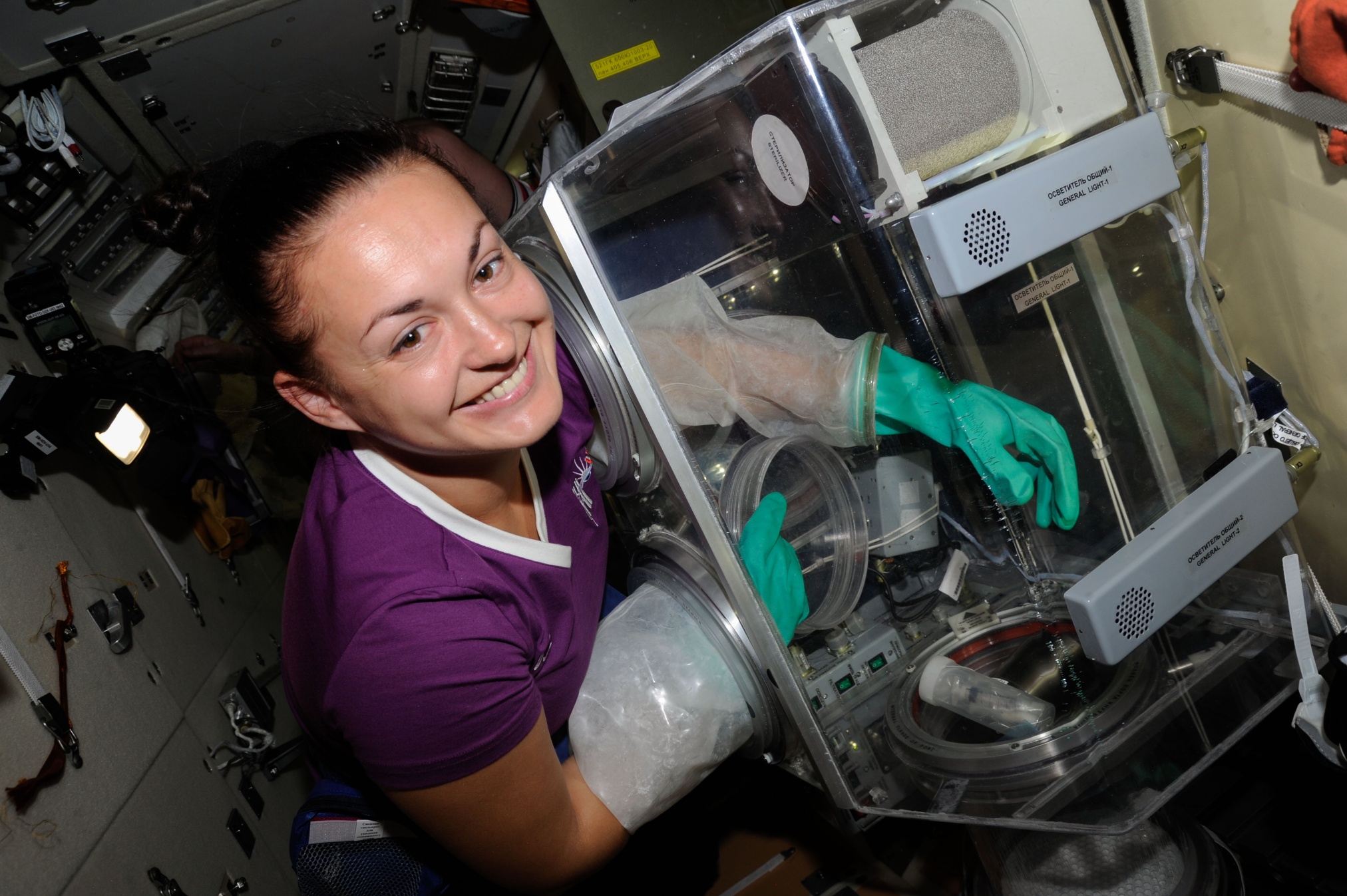 Елена Серова на борту Международной космической станции проводит научные эксперименты. 2014 год