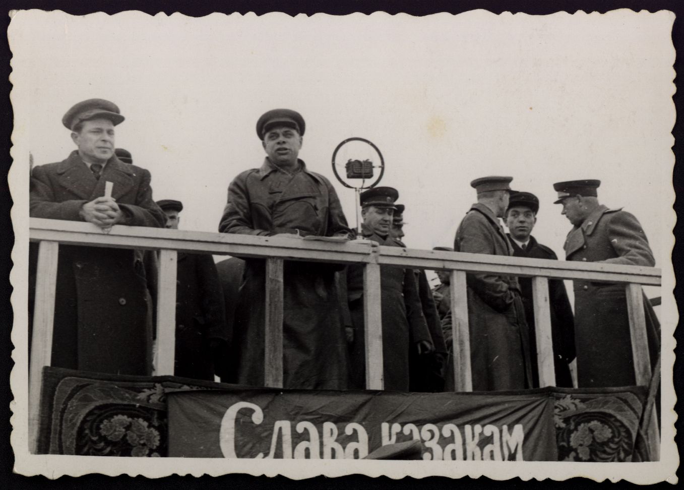 Фотография «Заместитель председателя Ростоблисполкома Хоренко И.В. на митинге по передаче танковой колонны «Донской казак»». Ростов-на-Дону. 1943 год