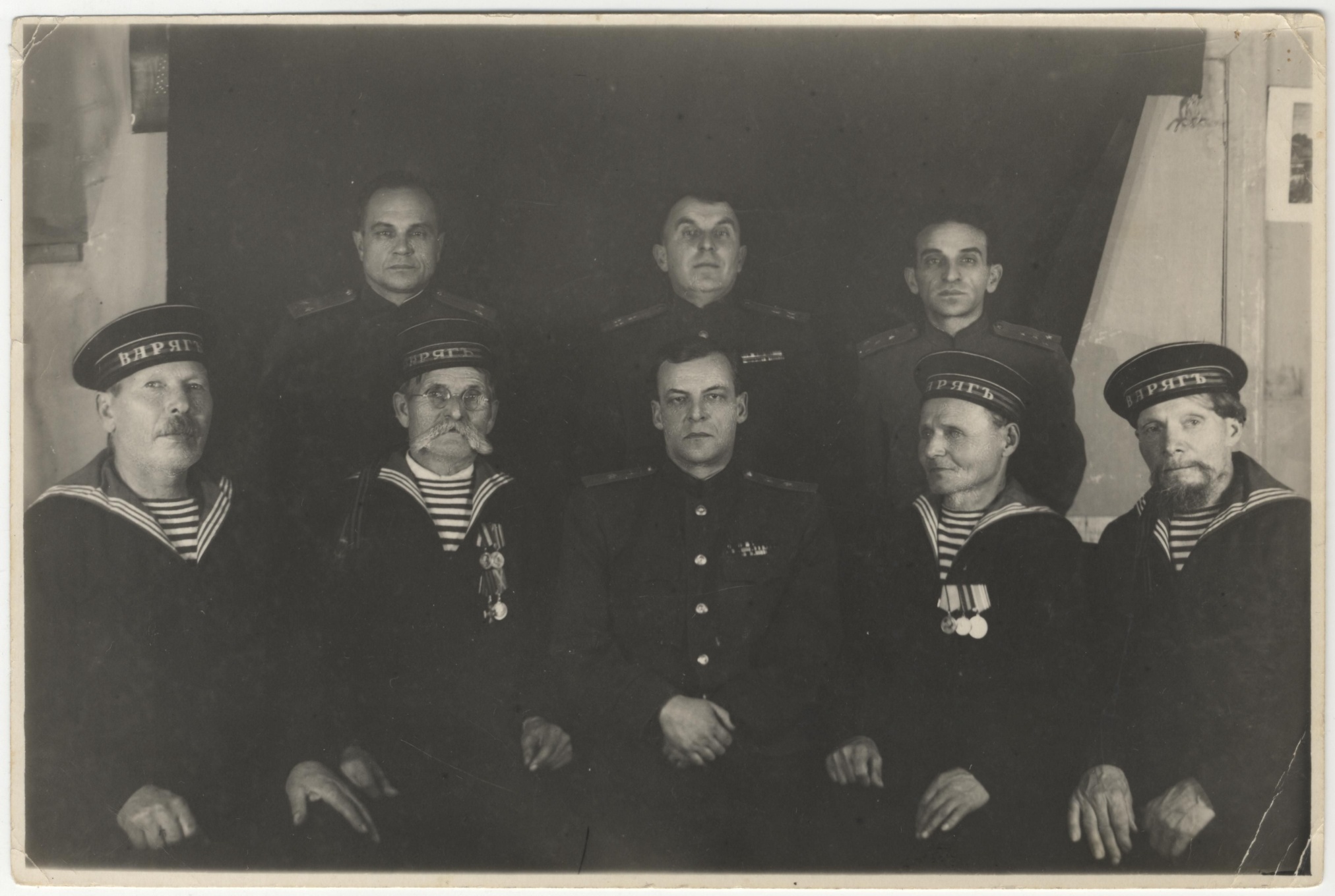 Фотография «Группа ветеранов крейсера «Варяг» и офицеров Советской армии». Москва. 1948 год.