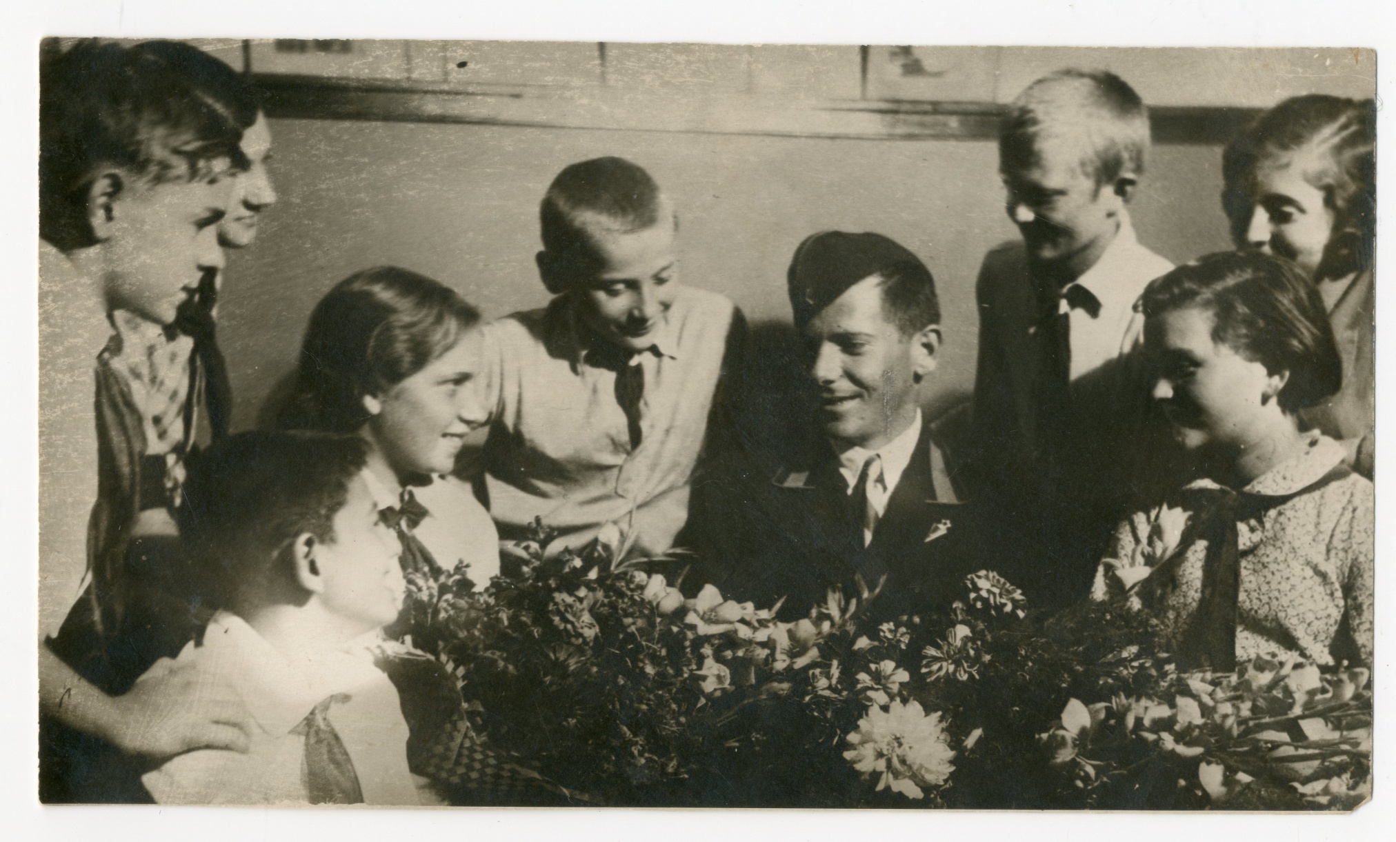 Фотография «Участник боев у озера Хасан, орденоносец младший командир Кузьменко С.Е.среди пионеров». СССР 1938 год