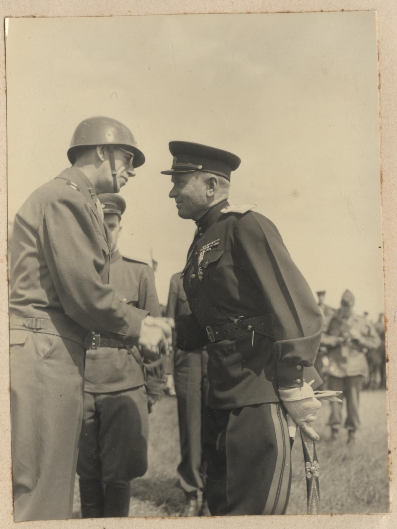 Фотография «Генерал-майор Брикель П.П. жмет руку генерал-майору Боллингу». 14 мая 1945 года Фотография «Генерал-майор Брикель П.П. жмет руку генерал-майору Боллингу». 14 мая 1945 года