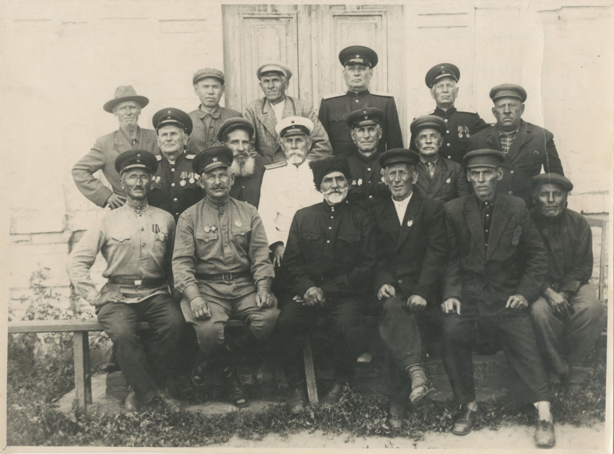 Фотография «Участники Луганского похода под командованием К.Е. Ворошилова (И.А. Хомутов в первом ряду второй слева)», Ростовская область, 1953 год