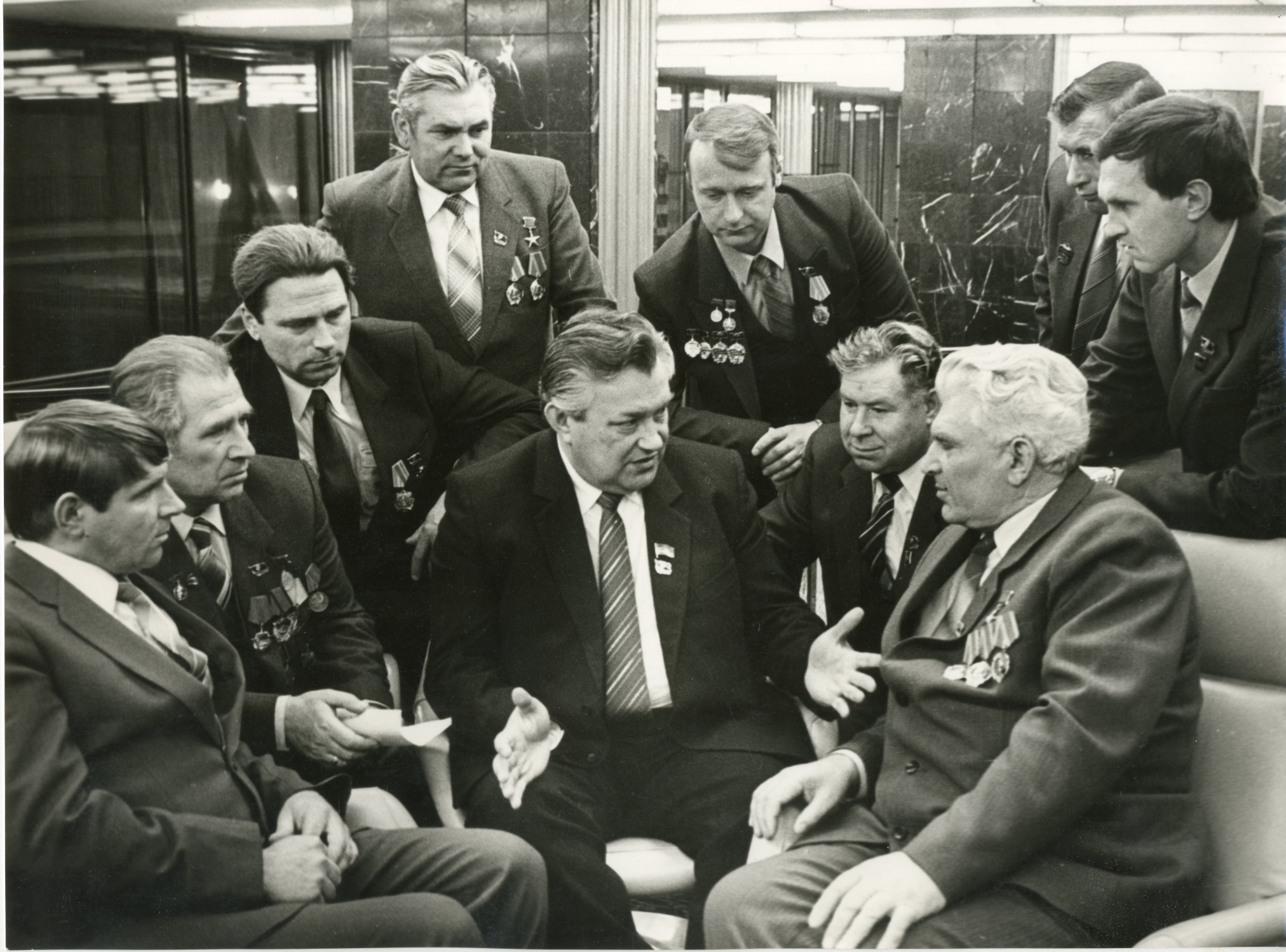 Фотография "Встреча делегатов ХХVII съезда КПСС в перерыве между заседаниями. В центре генеральный директор п.о. «Ростсельмаш» Песков Ю.А.". Москва 1986 г.