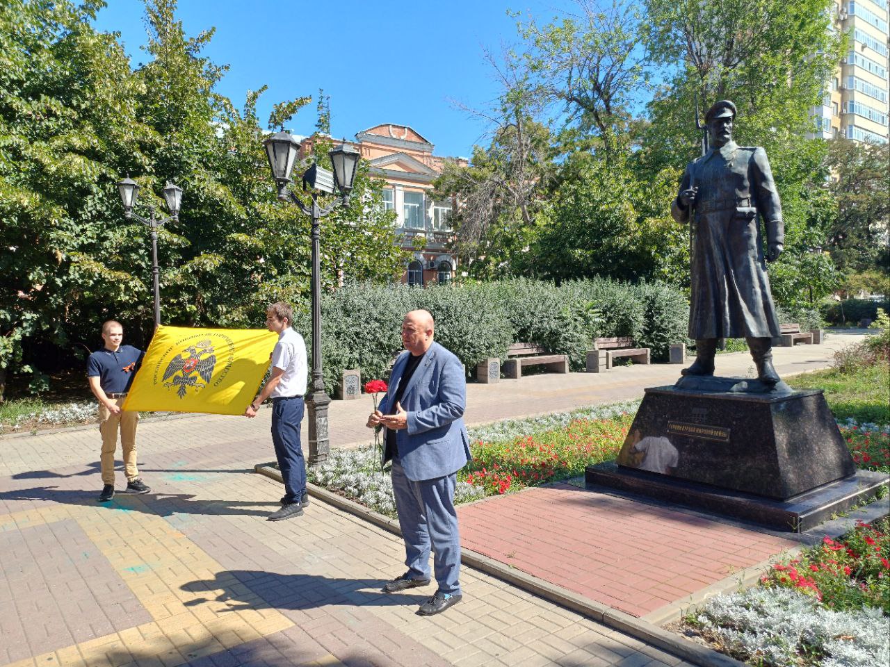 Церемония возложения цветов к памятнику Героям Первой мировой войны