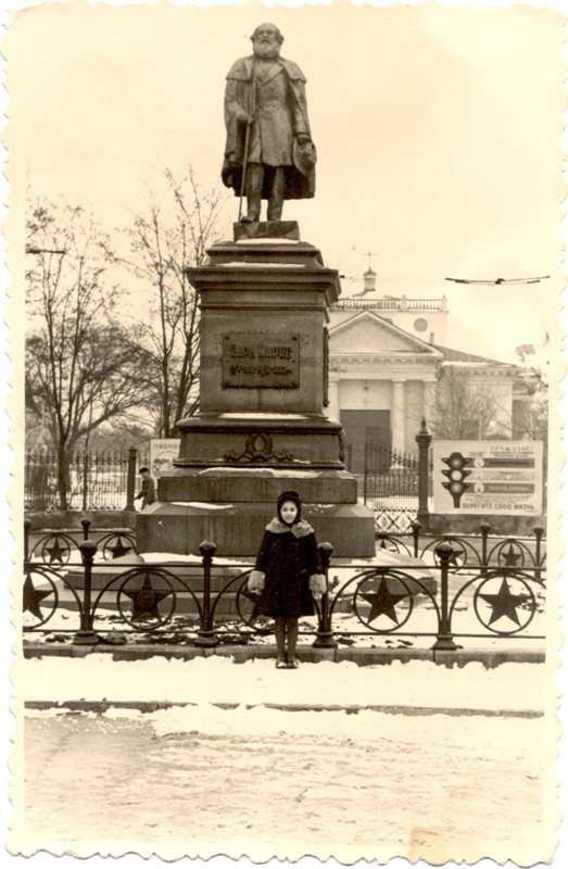 У памятника Карлу Марксу. Ростов-на-Дону. 1950-е гг. Из архива Соляникова К.Е.