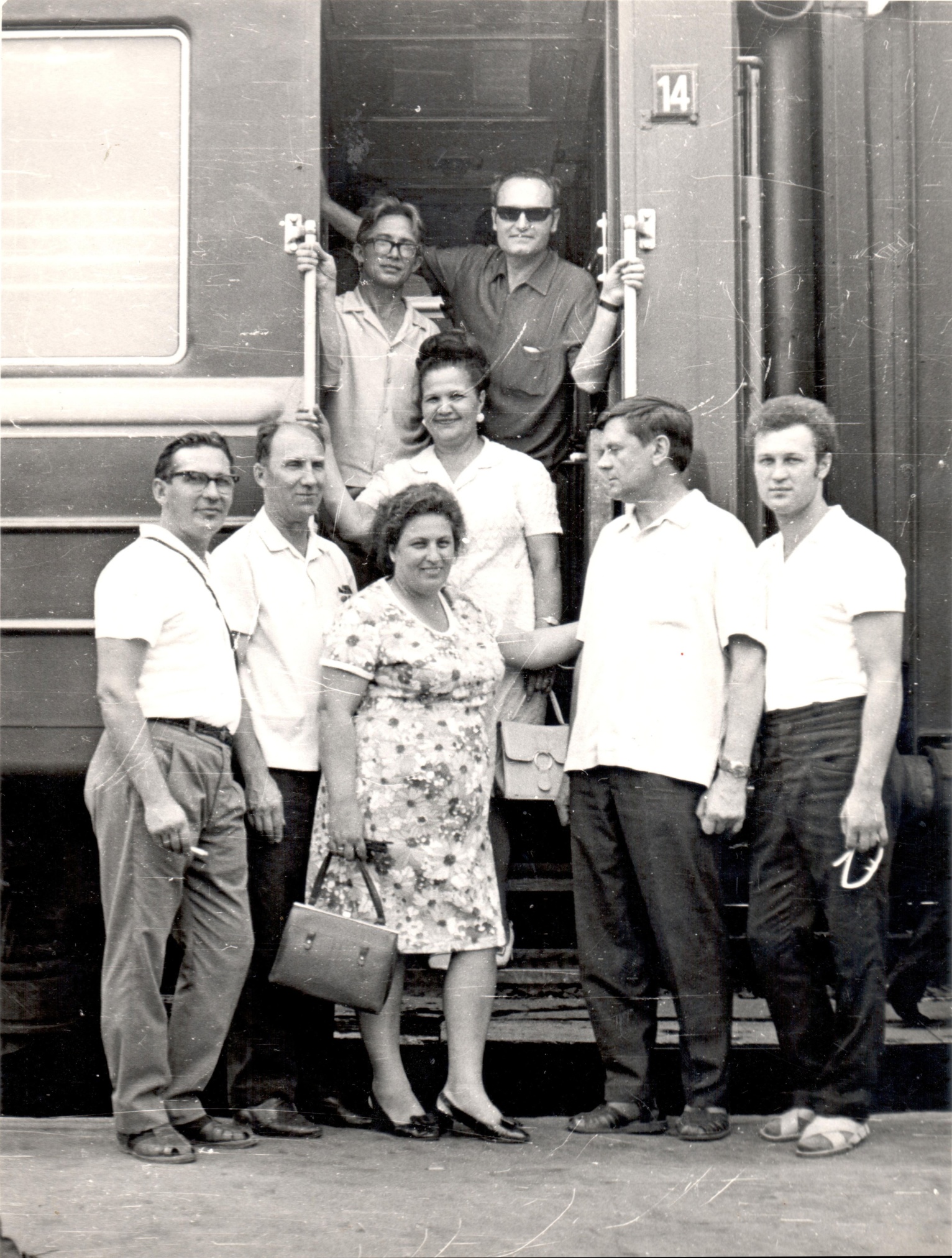 Фотография «Сотрудники Ростовского областного музея краеведения провожают коллег из города Плевен». Ростов-на-Дону. 1977 год Фотография «Сотрудники Ростовского областного музея краеведения провожают коллег из города Плевен». Ростов-на-Дону. 1977 год