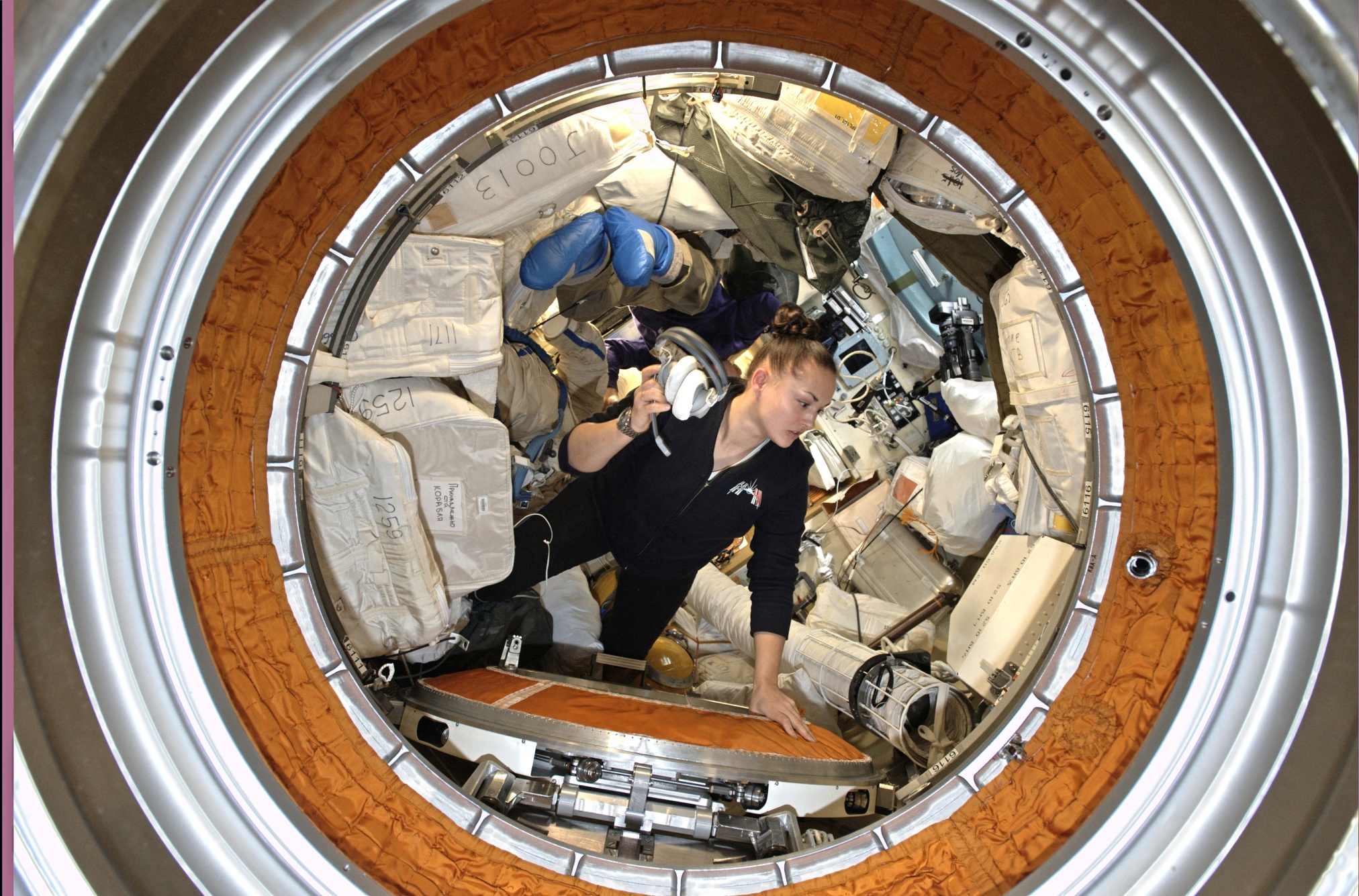 Елена Серова за работой на Международной космической станции. Декабрь 2014 года