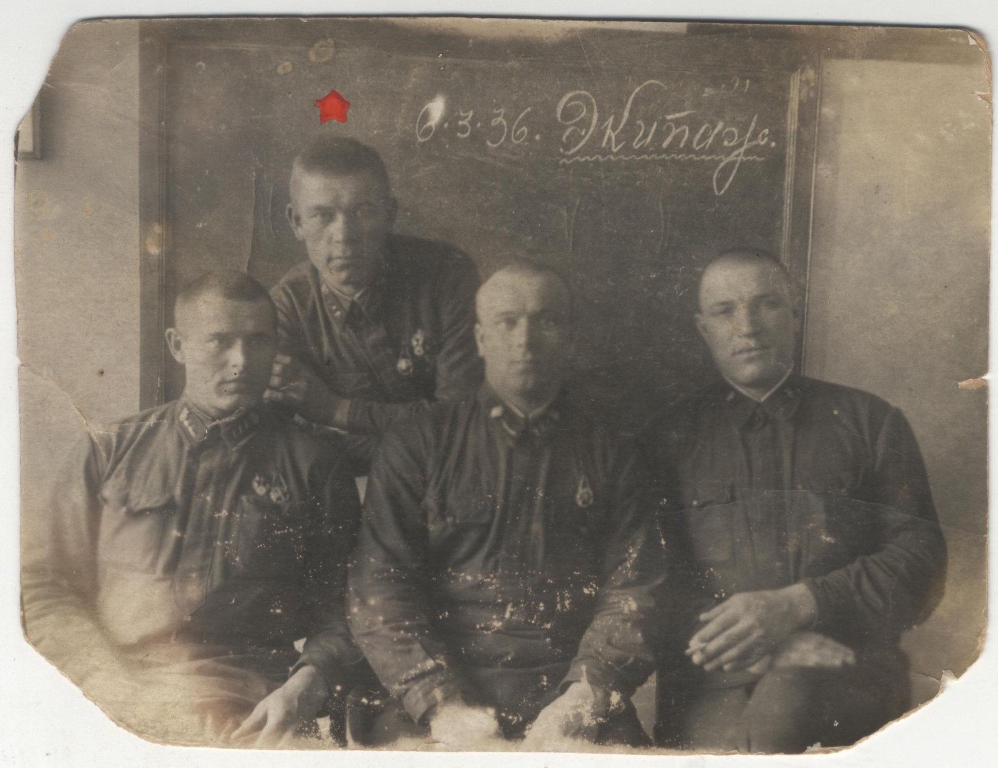 Фотография «Танковый экипаж помкомвзвода Кручинина В.Ф.». СССР. 6 марта 1936 года Фотография «Танковый экипаж помкомвзвода Кручинина В.Ф.». СССР. 6 марта 1936 года