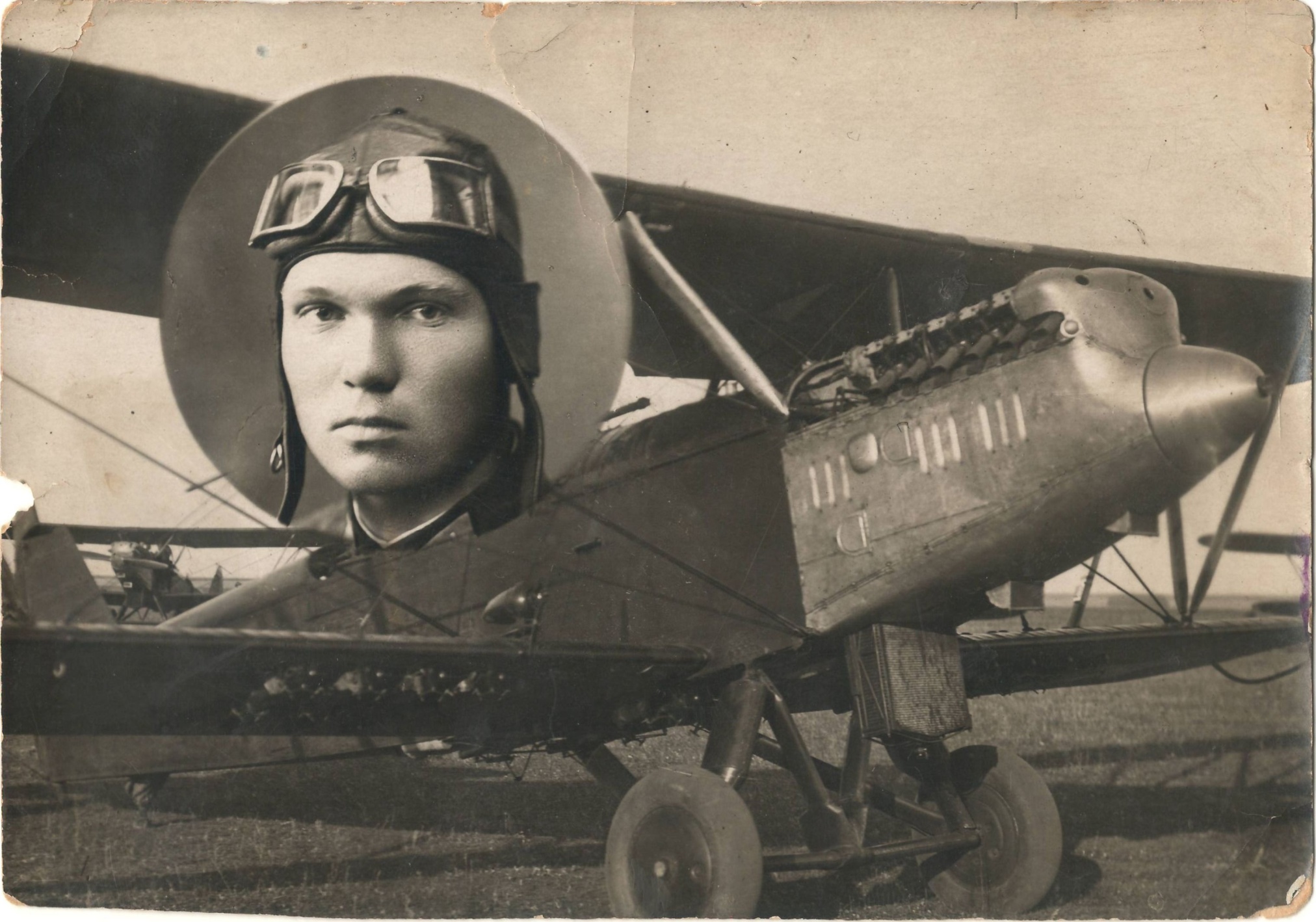 Фотография «Курсант Кожевников Ю.П. на фоне самолета «Р-5»». Борисоглебск. 1937 год