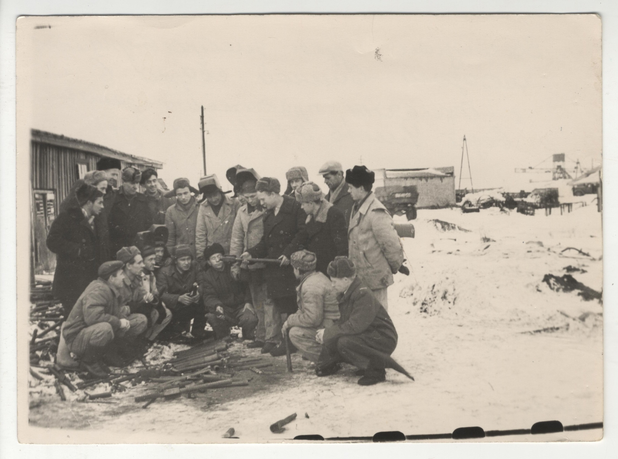 Фотография "Всесоюзные курсы электросварщиков методом ванной сварки в г. Тольятти. Практические занятия ведёт Улесов А.А." 1961 г.