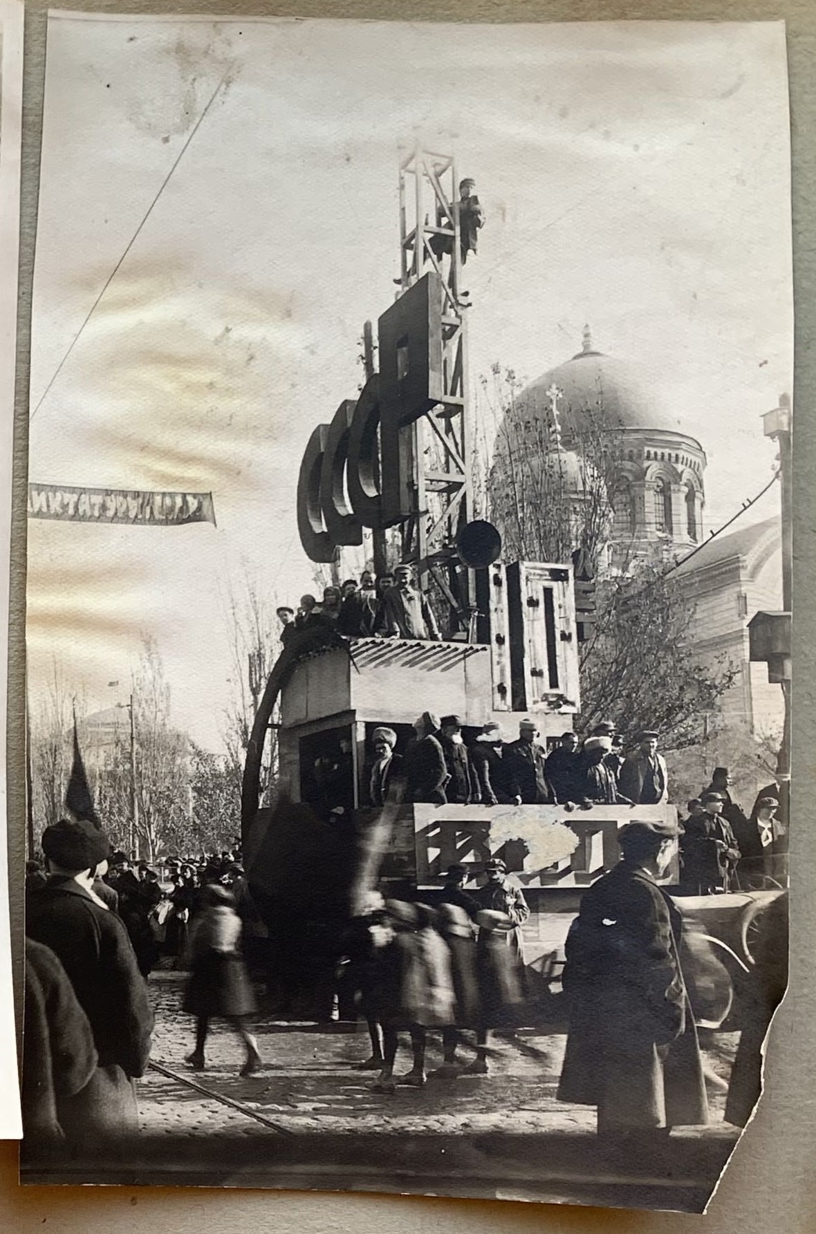 Фотография. «Агитационная платформа с текстом «СССР» на фоне собора Александра Невского. 1920-е гг.