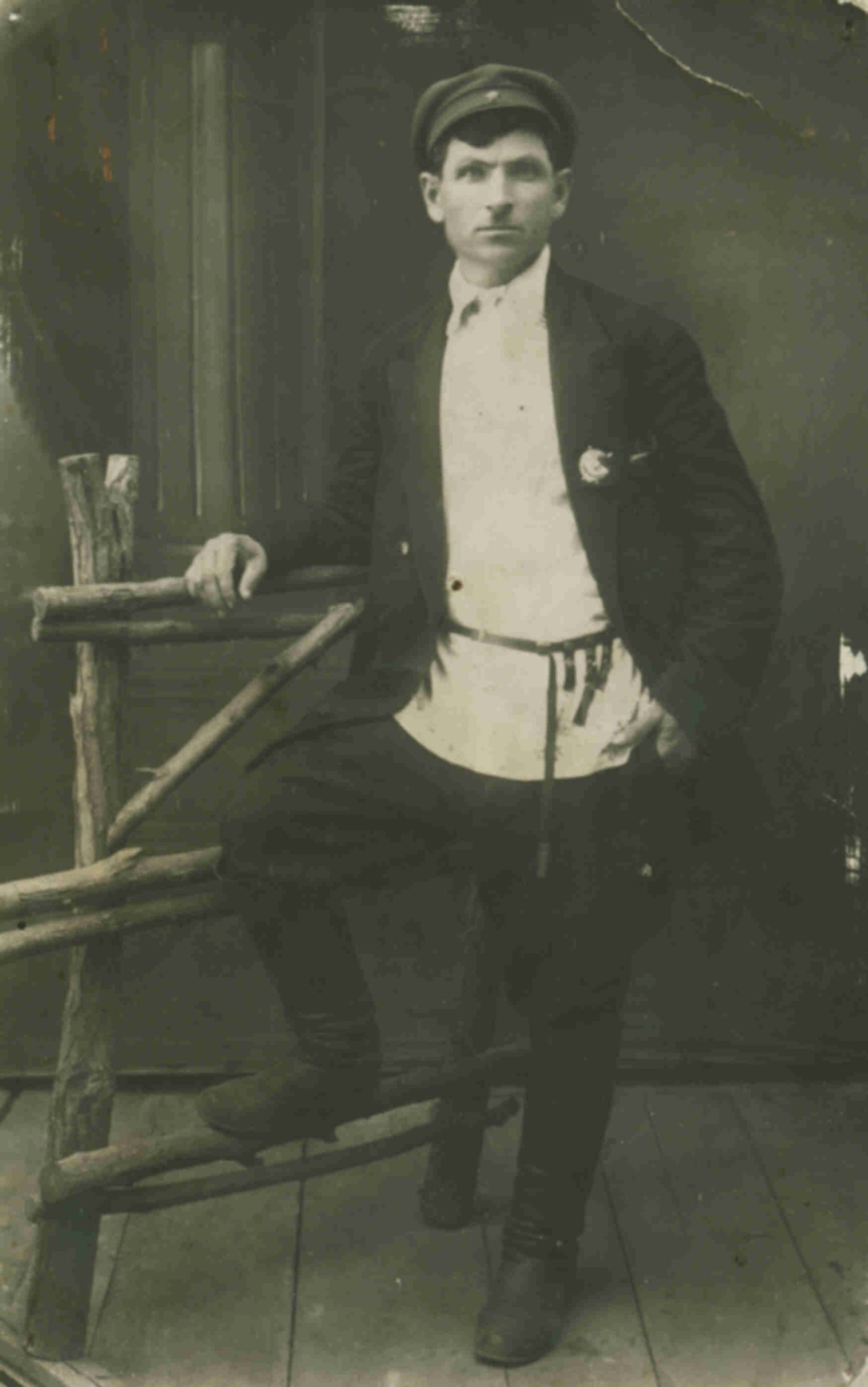 Фотография «Кавалер ордена «Красное Знамя» Хомутов И.А.», 1927 год