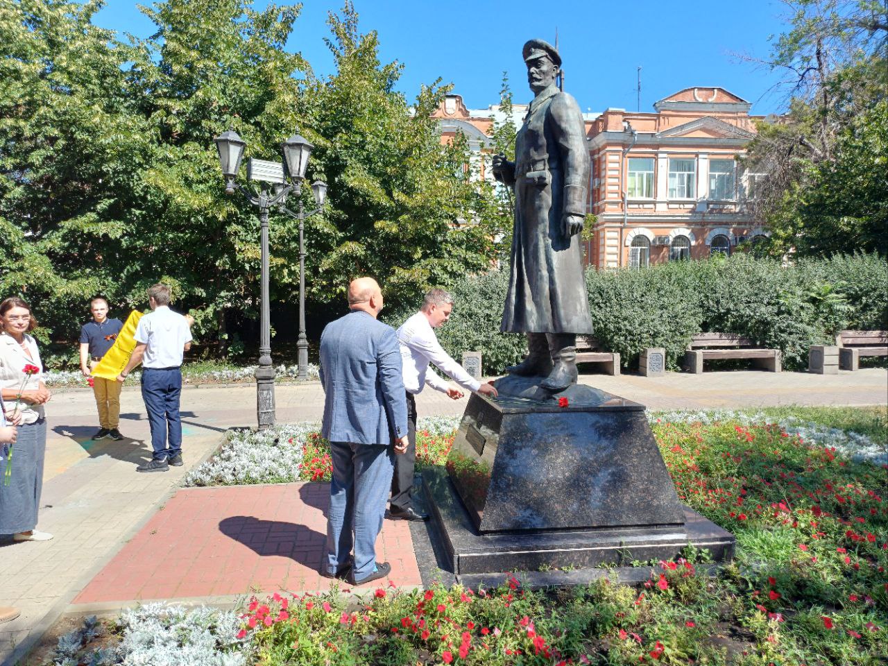 Церемония возложения цветов к памятнику Героям Первой мировой войны
