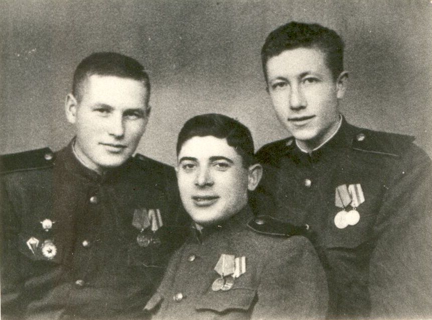 Фотография «Кавалер медалей «За отвагу», «За взятие Будапешта», «За взятие Вены», «За освобождение Белграда» Баранчиков Б.Д.(слева) с однополчанами». Австрия. 1945-1946 гг.