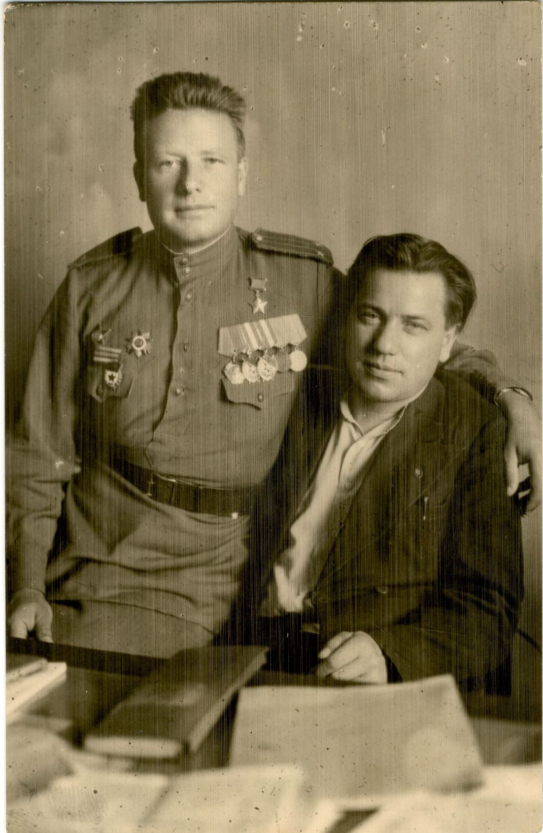 Фотография «Герой Советского Союза гвардии подполковник Воронов А.Г. (слева) с товарищем ». 1945 год.