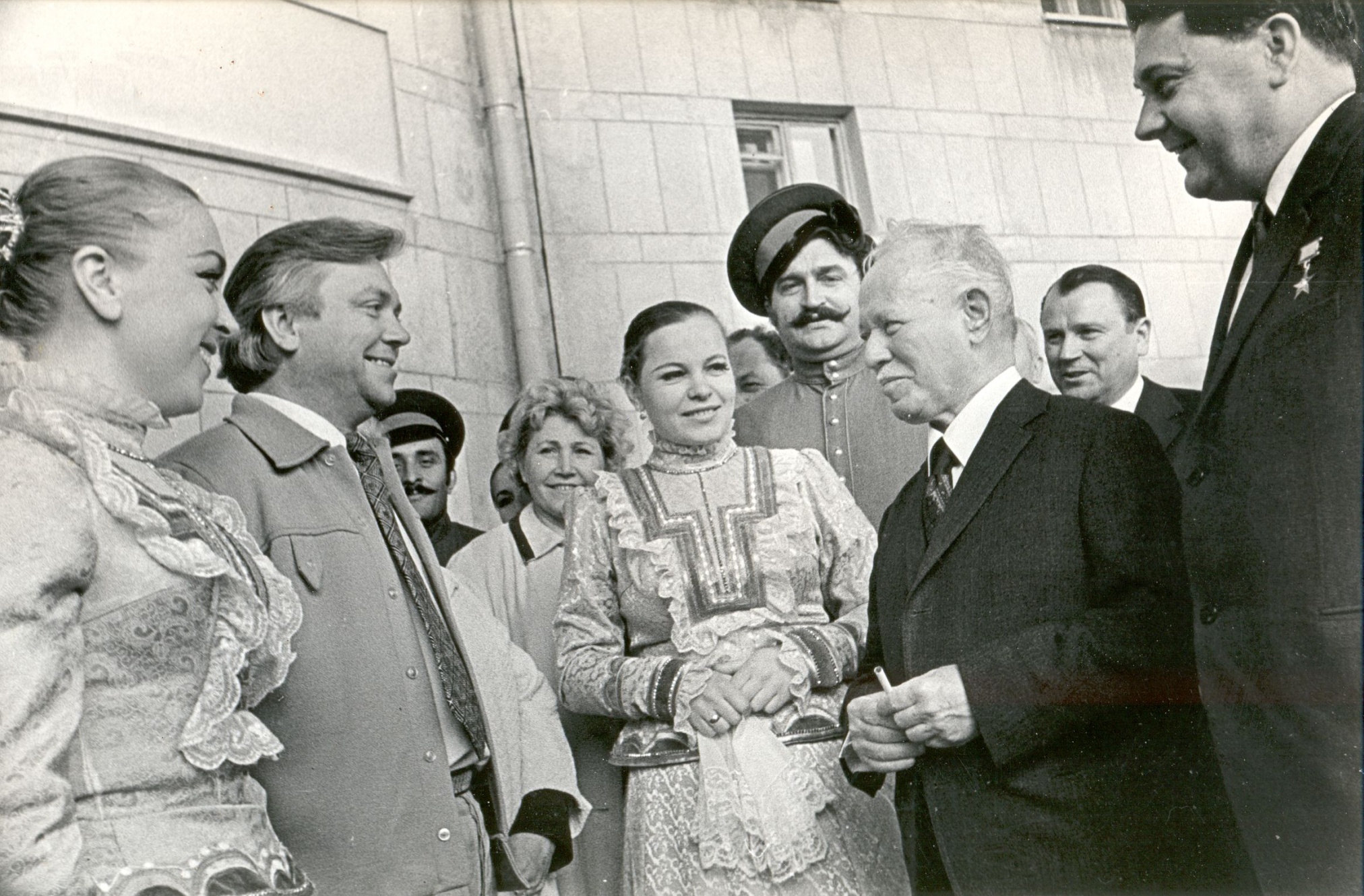 Фотография «Ансамбль донских казаков в усадьбе М.А. Шолохова», ст. Вешенская». 1974 г. Фотография «Ансамбль донских казаков в усадьбе М.А. Шолохова», ст. Вешенская». 1974 г.