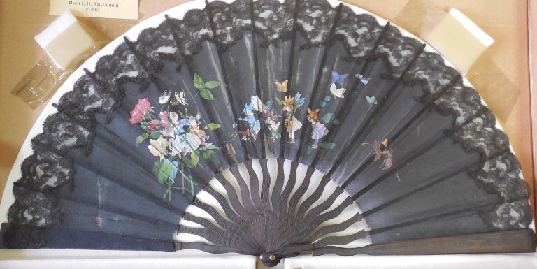 Веер. Расписан И.И. Крыловым. Кон. XIX – нач. XX в