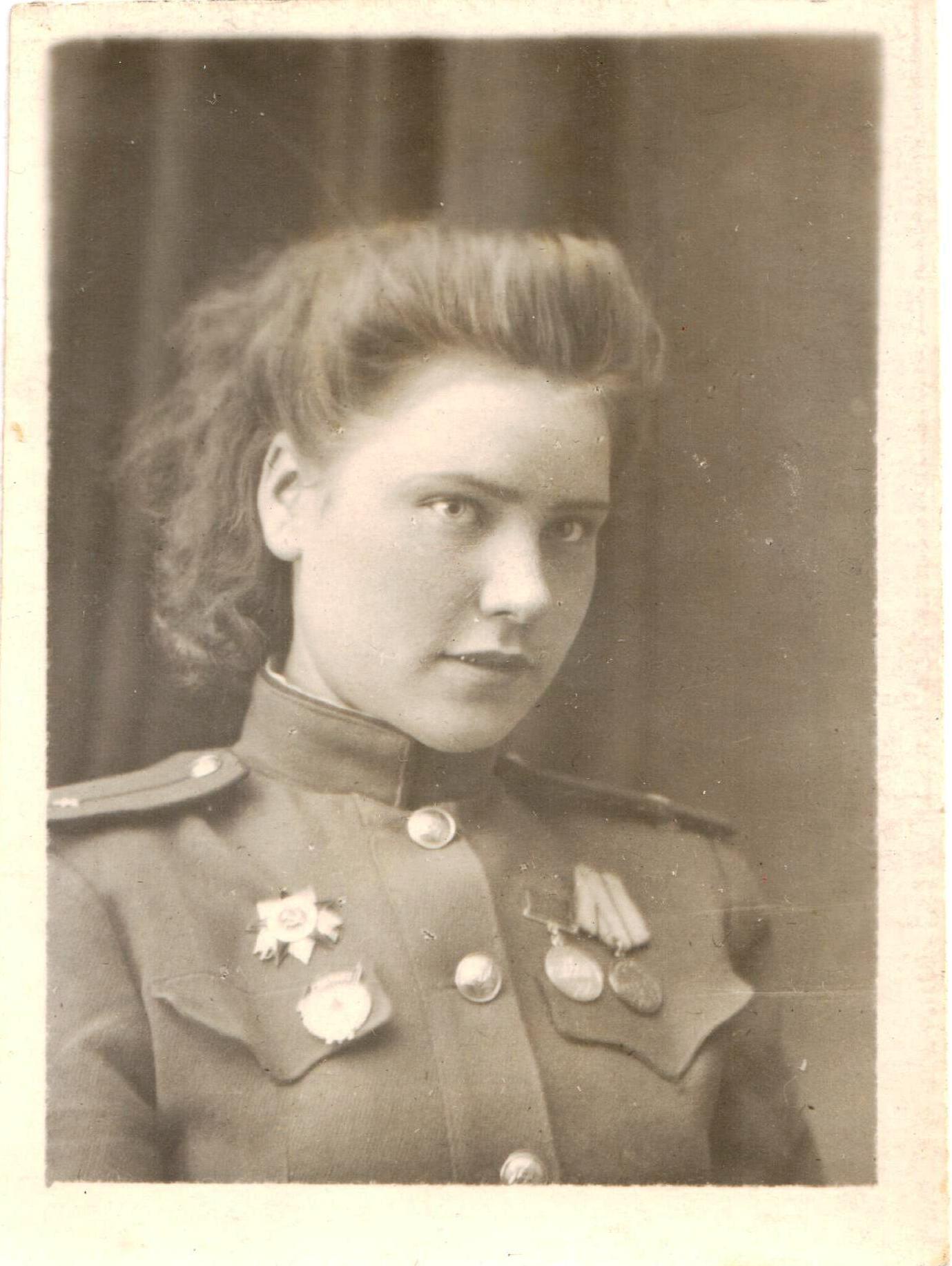 05. Фотография «Гвардии младший лейтенант Щепетова Е.Д.». 1944 год 05. Фотография «Гвардии младший лейтенант Щепетова Е.Д.». 1944 год