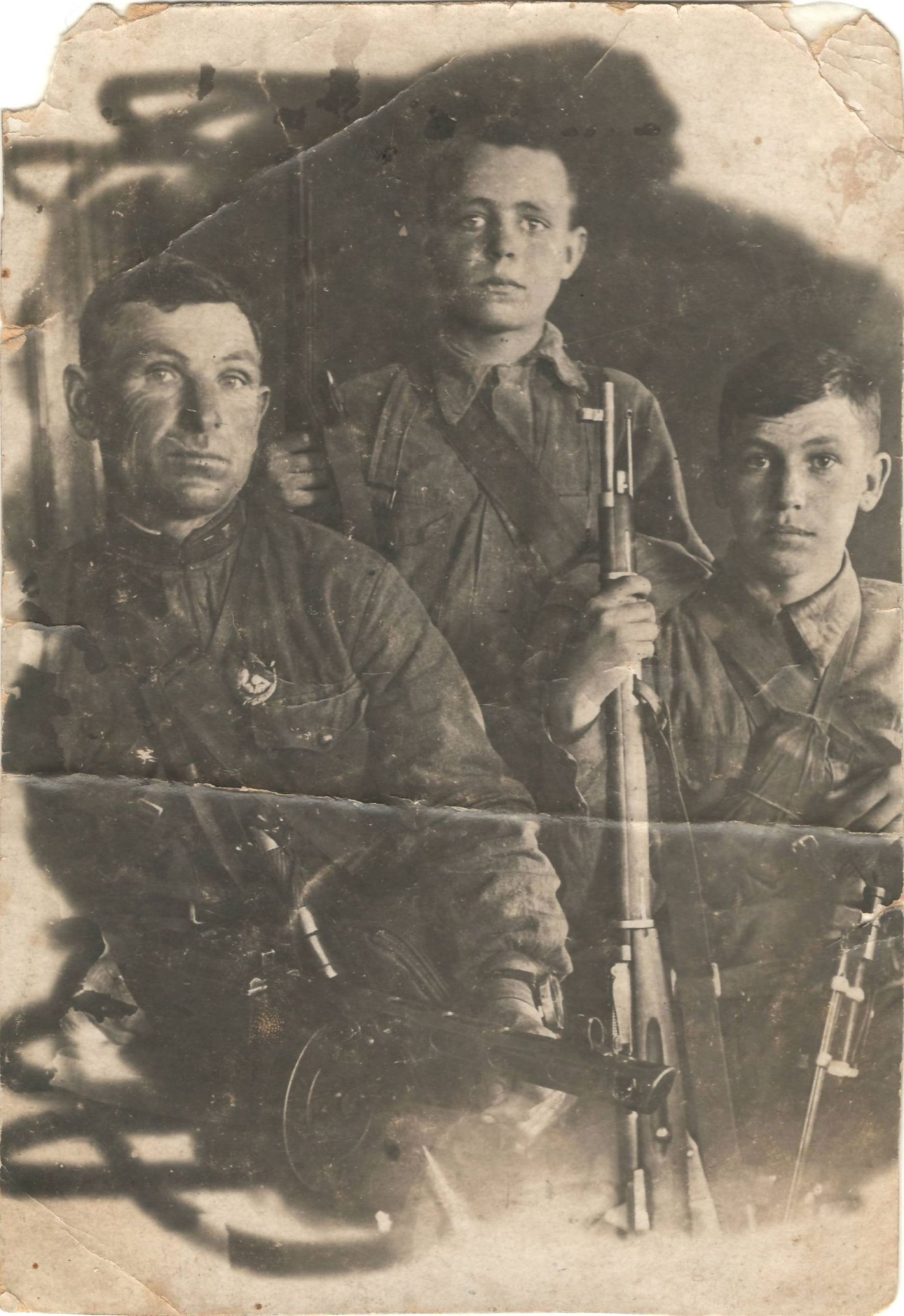 Фотография «Гвардии лейтенант И.А. Хомутов со своими сыновьями Алексеем и Андреем», 1942 год