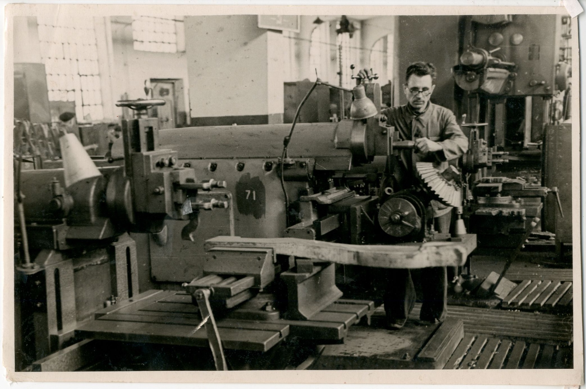 Фото «Петр Кондратьевич Колесников за работой на трёх станках», 1956 г.