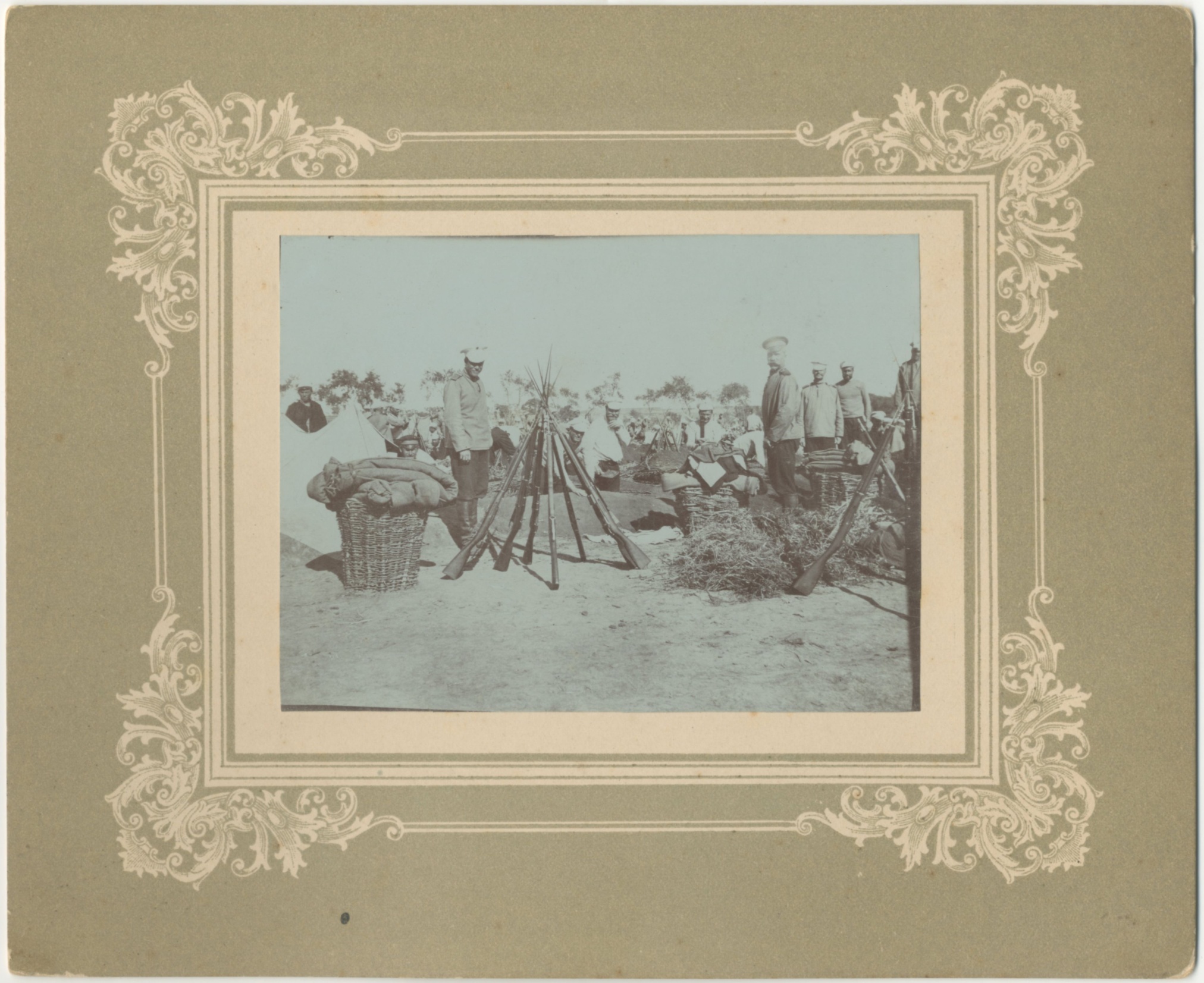 Фотография «Нижние чины русской императорской армии около пирамиды с винтовками образца 1891 года». Русско-японская война. 1904-1905 гг.