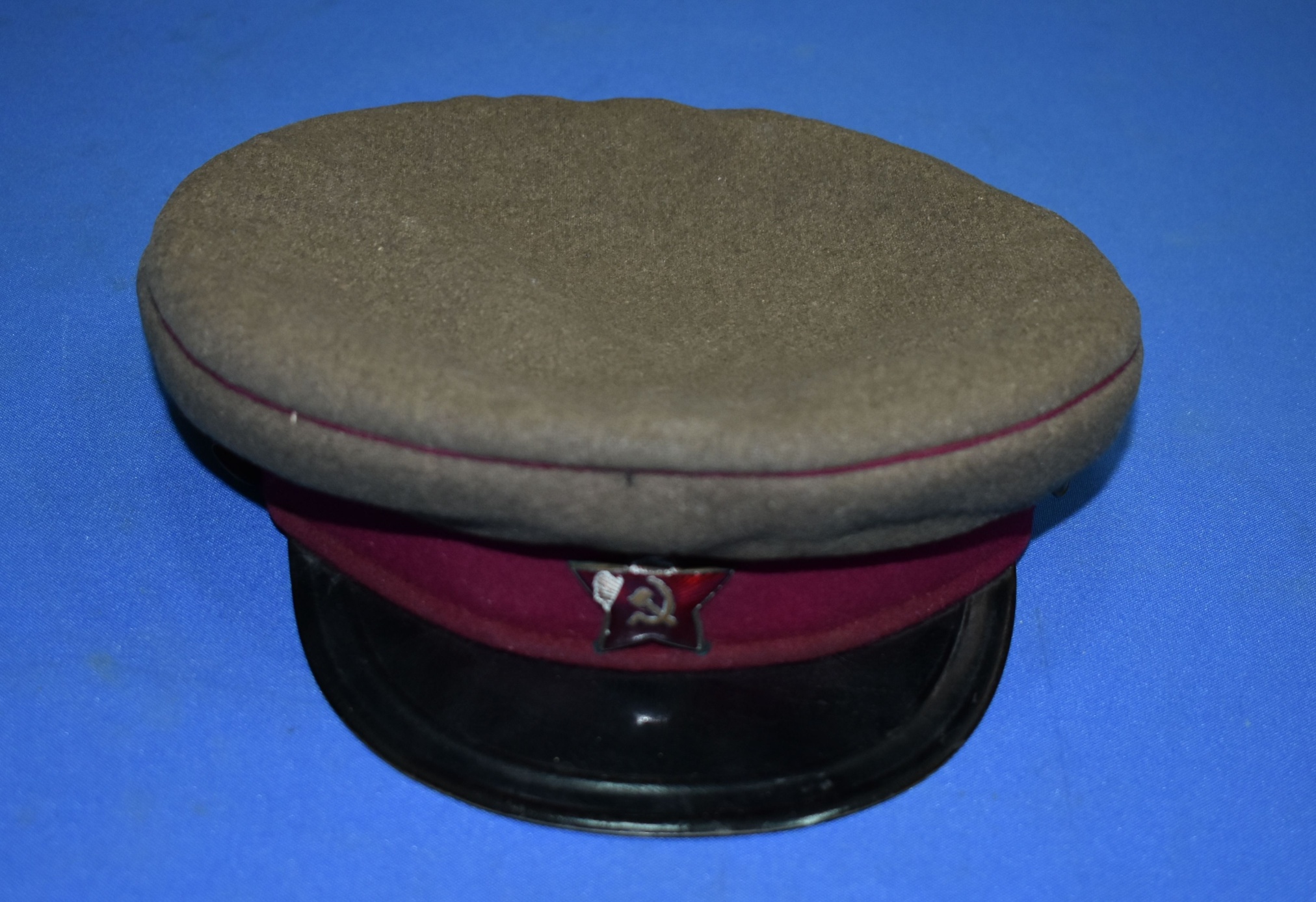 Фуражка комначсостава РККА образца 1935 года, принадлежала Герою Советского Союза Иноземцеву Г.А. 1942-1945 годы