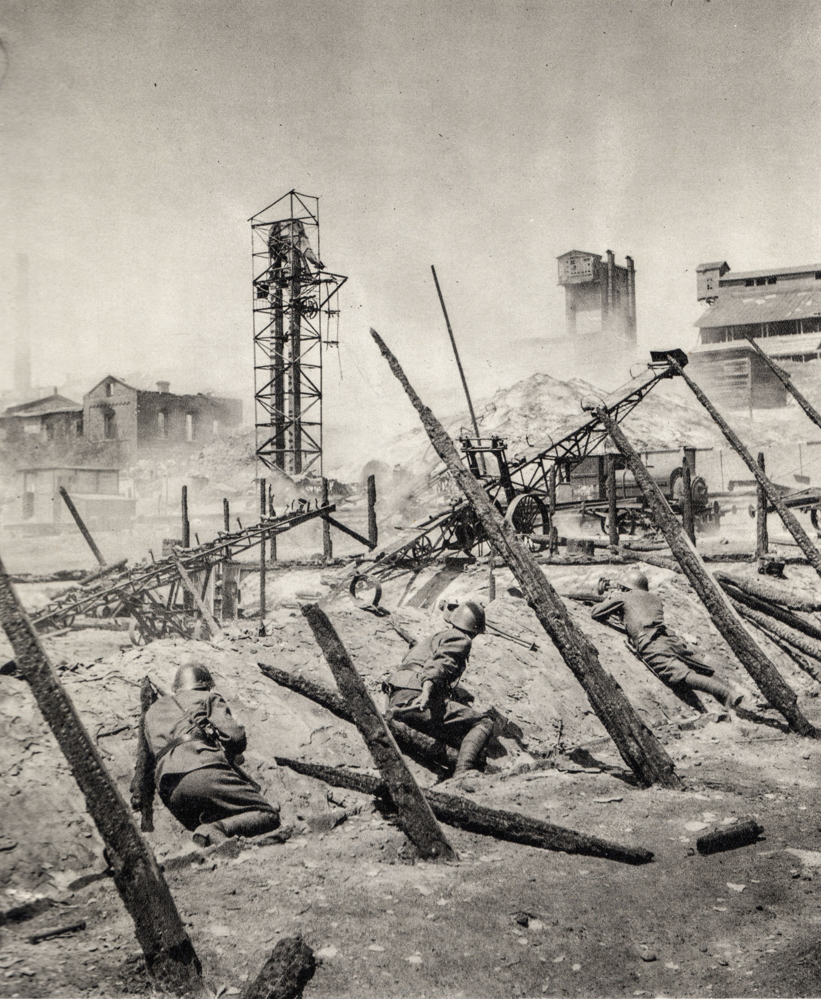 Фотография «Словацкие бойцы в бою на улице Береговая». Из альбома «Od Tatier po Kaukaz». Ростов-на-Дону. 1942 год.