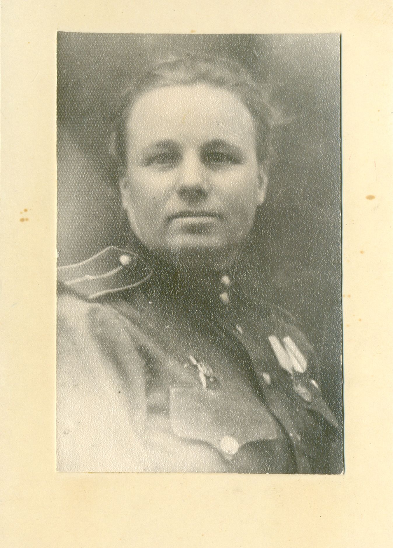 Почтальон полевой почты 339-й стрелковой дивизии лейтенант Родина В.А. 1944 год Почтальон полевой почты 339-й стрелковой дивизии лейтенант Родина В.А. 1944 год