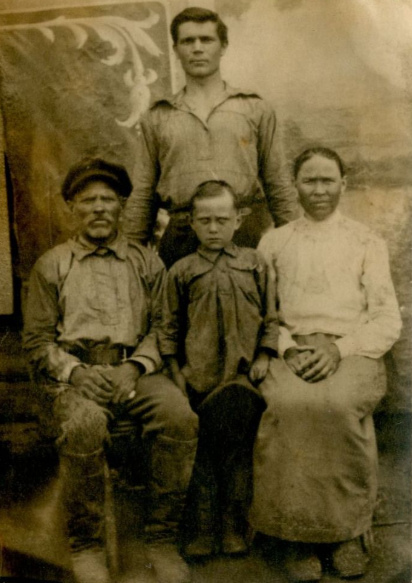 Фотография «Семья Белозеровых в селе Куликово Калачинского района Омской области» Фотография «Семья Белозеровых в селе Куликово Калачинского района Омской области»