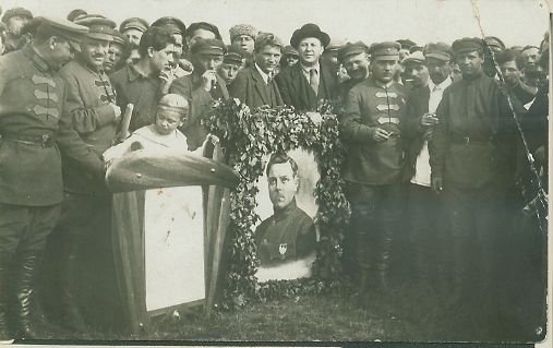 Фото «Член ВЦИК и ЦИК СССР Микоян А.И., 1-й секретарь Северо-Кавказского крайкома ВКП (б) Шеболдаев Б.П. среди кубанских казаков», нач. 1930-х гг