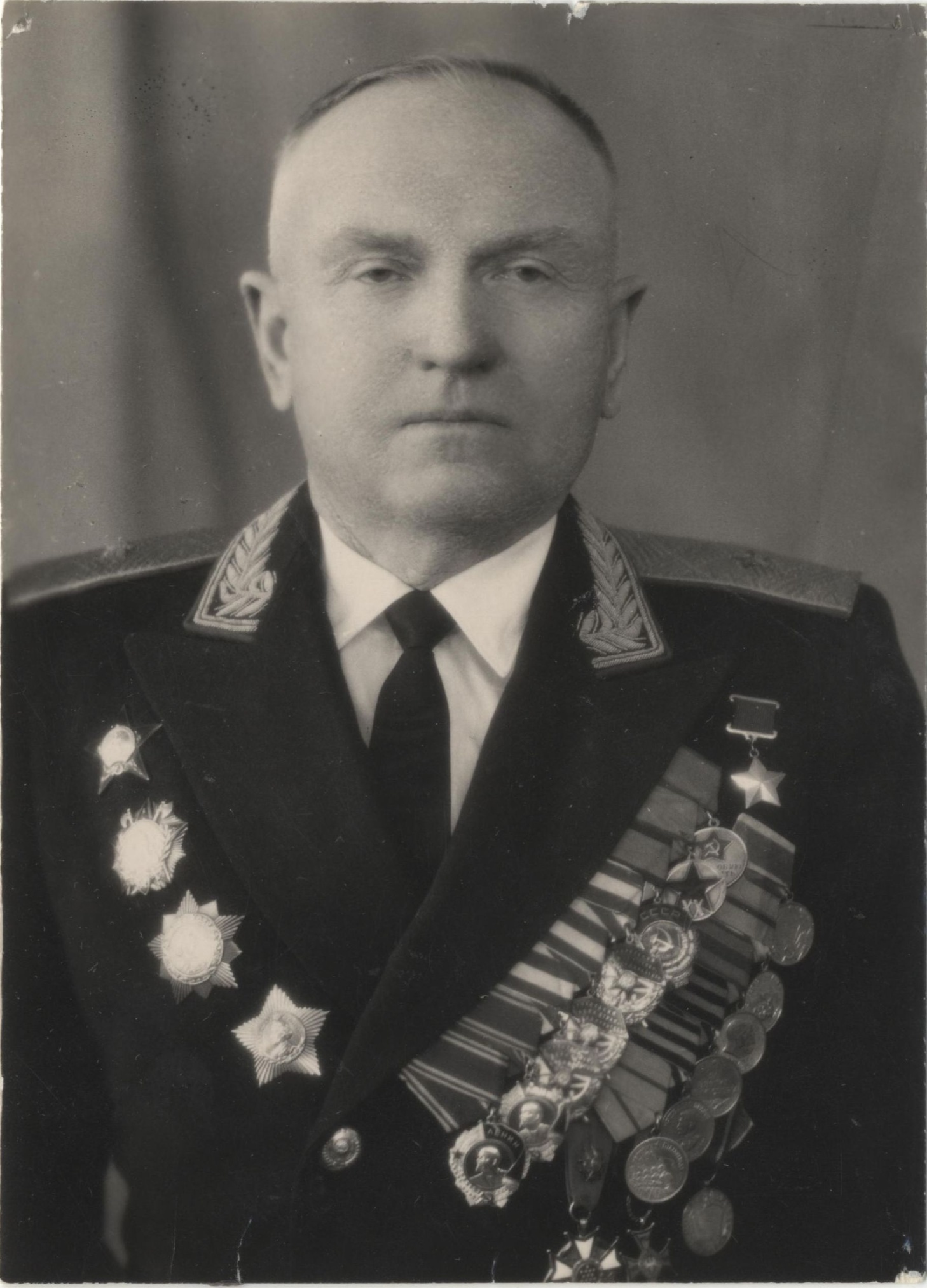 Фотография «Герой Советского Союза генерал-майор Брикель П.П.». 1949 год Фотография «Герой Советского Союза генерал-майор Брикель П.П.». 1949 год