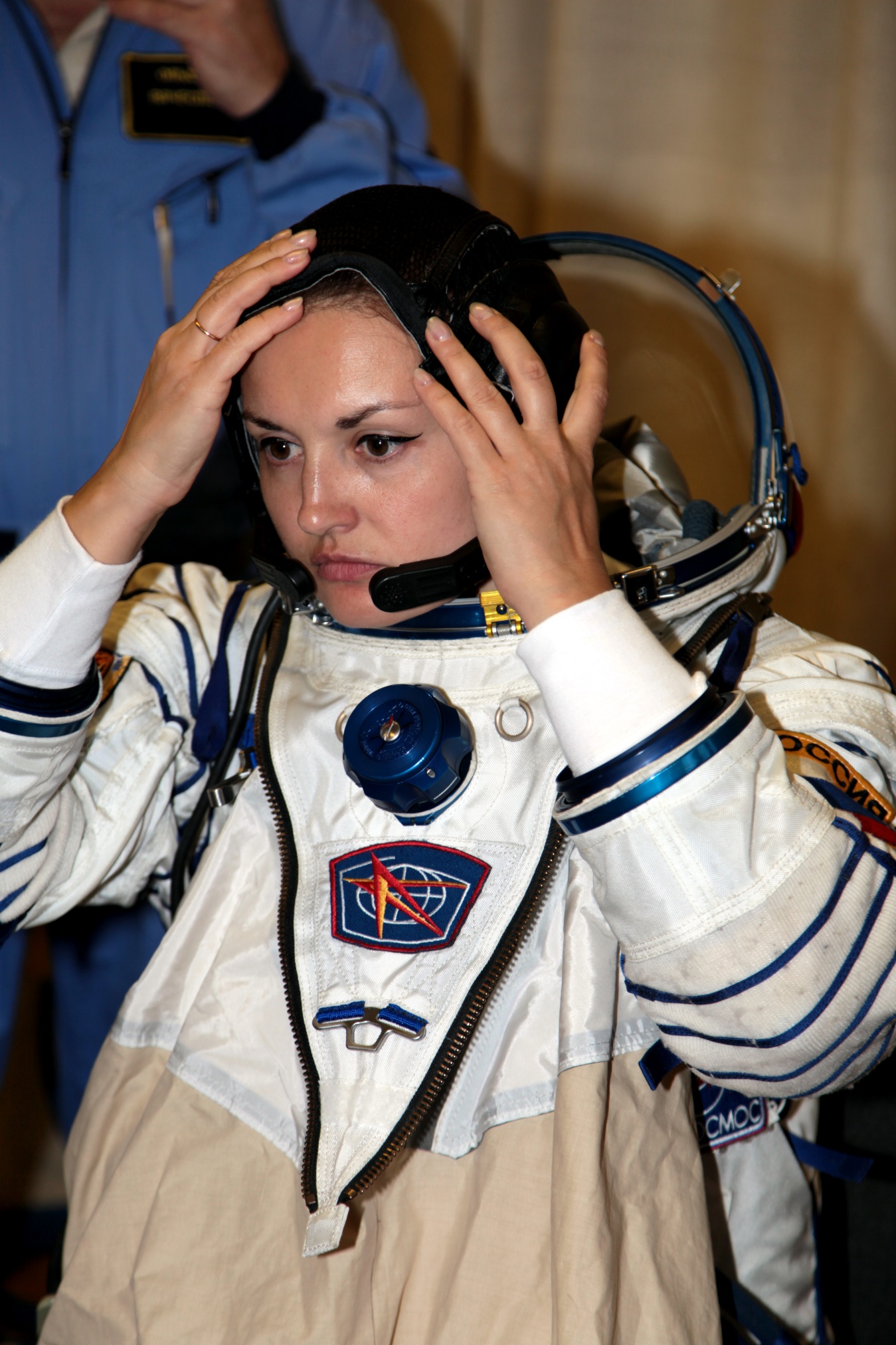 Космонавт Елена Серова облачается в свой скафандр перед стартом. 25 сентября 2014 года