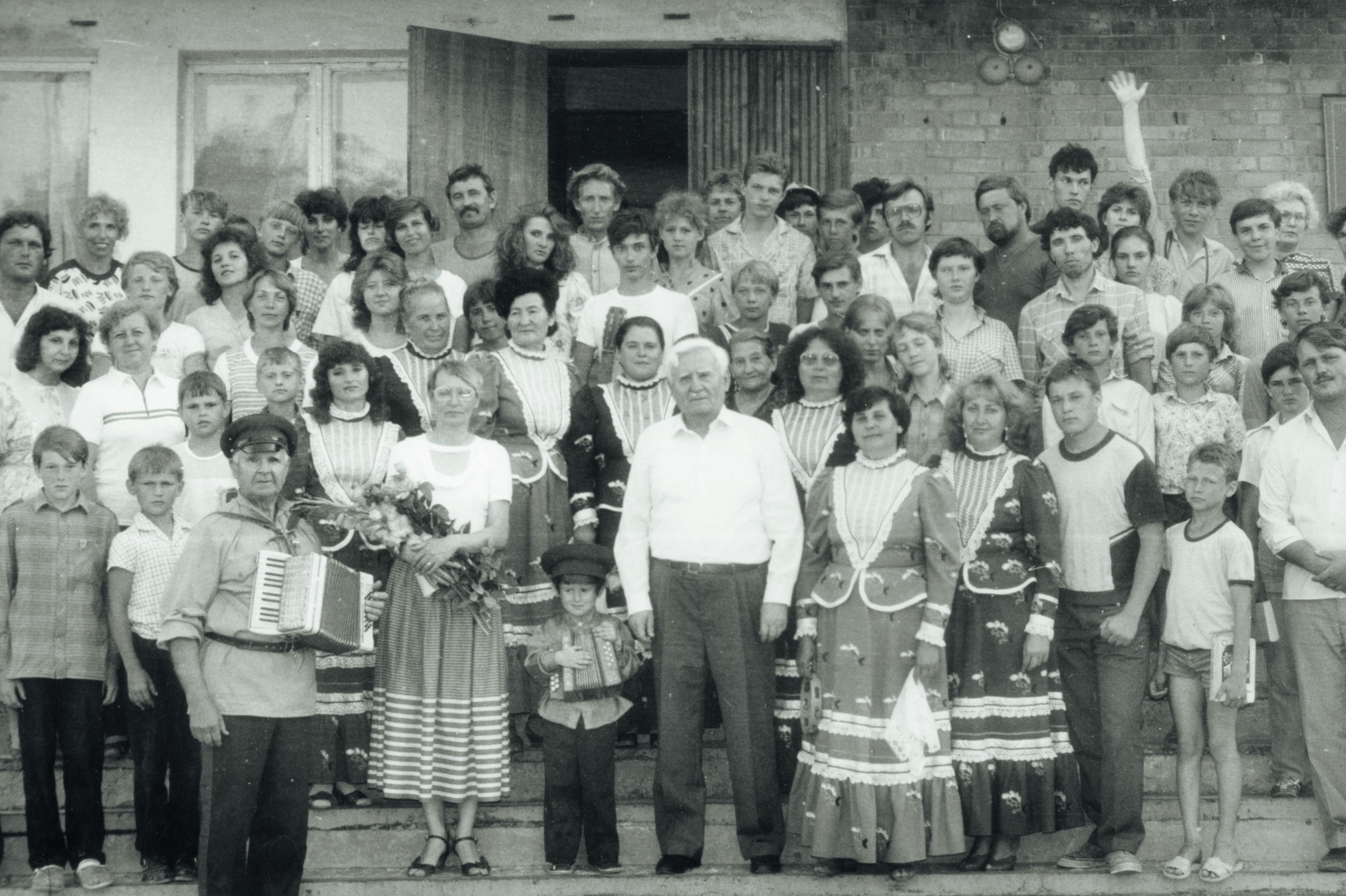 Фотография «А.В. Калинин среди участников экологической экспедиции «Дон-90». х. Пухляковский. 1990 г. Фотография «А.В. Калинин среди участников экологической экспедиции «Дон-90». х. Пухляковский. 1990 г.