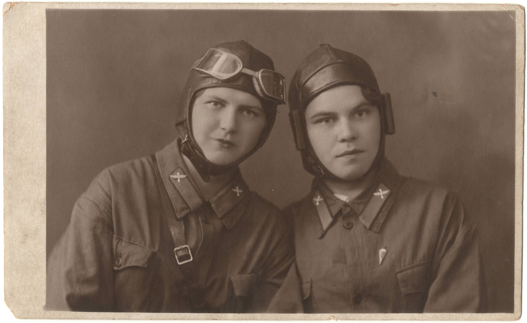 Фотография «Парный портрет курсанток Ростовского аэроклуба Лизы и Тамары с надписью «На долгую и добрую память курсанту Юре Кожевникову….»». Ростов-на-Дону. 1936 год