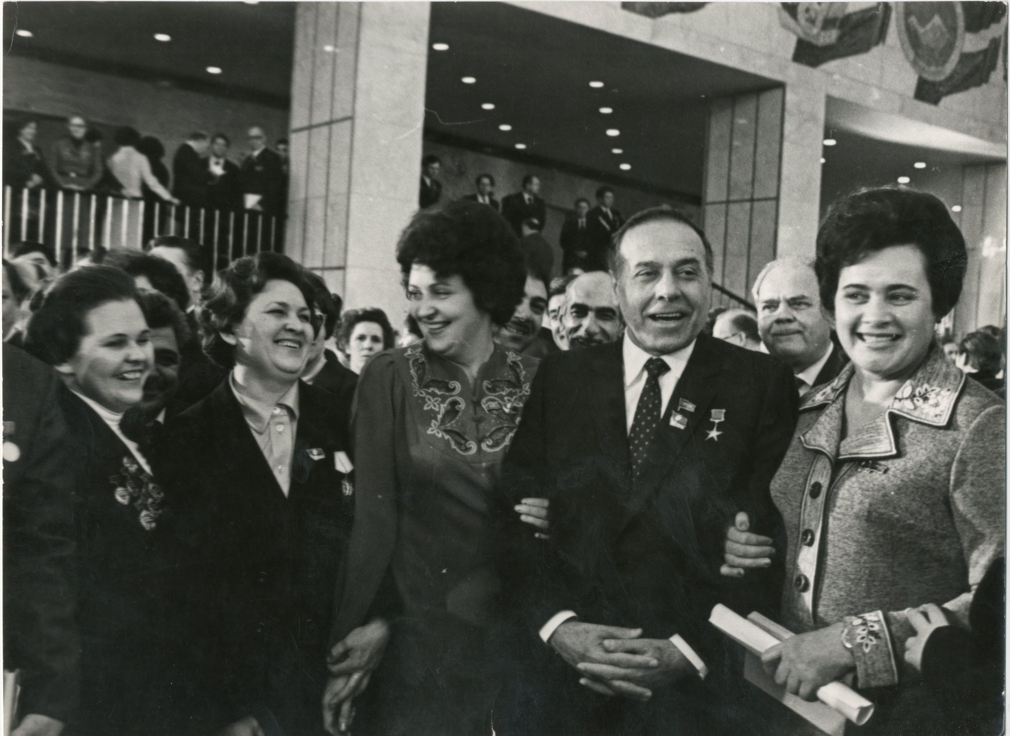 Фотография "Член Политбюро ЦК КПСС Алиев Г.А. среди делегатов ХХVI съезда КПСС от Ростовской областной партийной организации" Москва 1981 г.