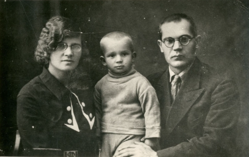 Фотокопия «Семейство Белозеровых: Семен Ефимович, Александра Ивановна и Борис Семенович» Фотокопия «Семейство Белозеровых: Семен Ефимович, Александра Ивановна и Борис Семенович»