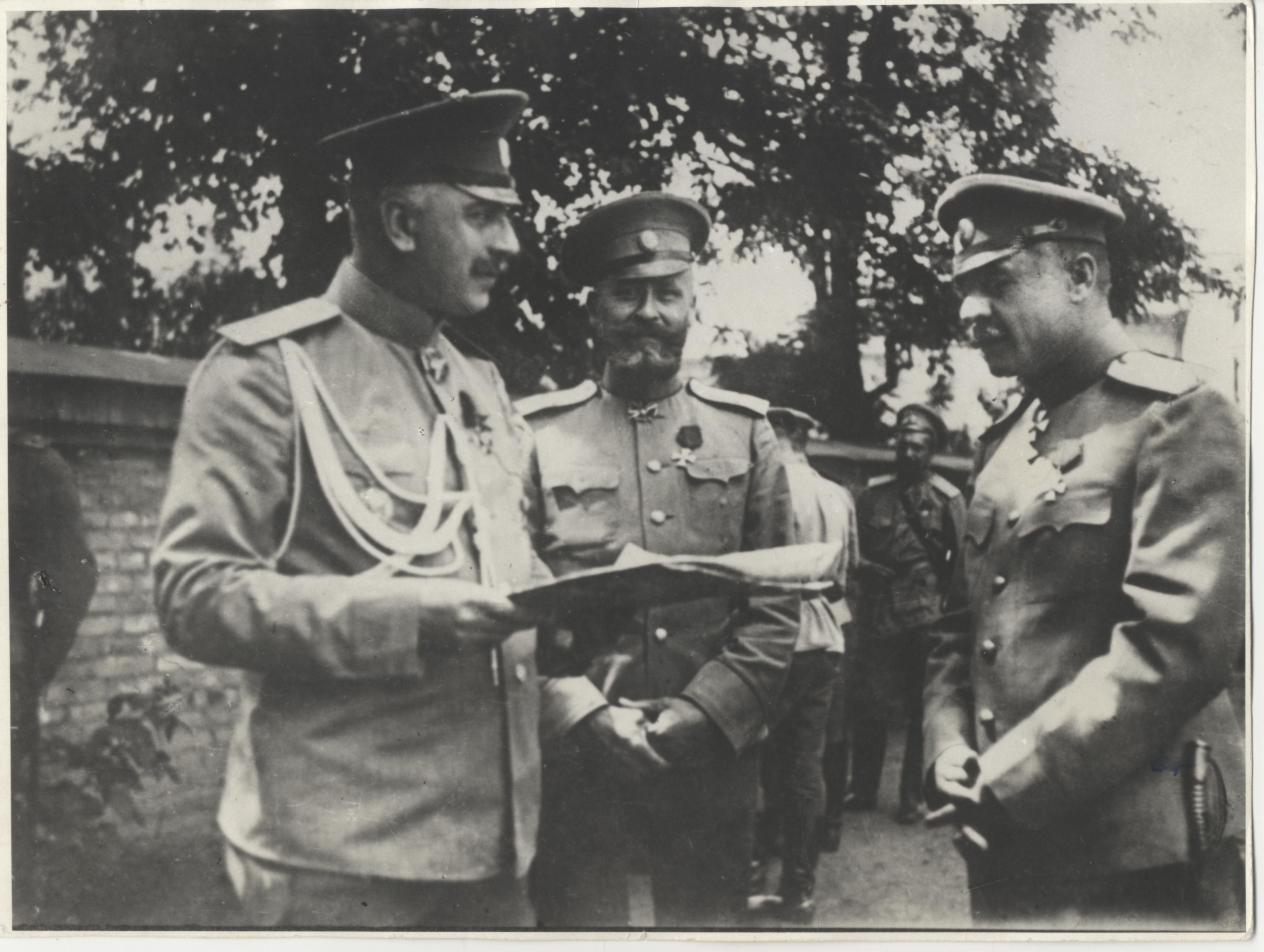 Фотокопия "А.М. Каледин с генералами. 1915-1916 гг."(Генерал Каледин крайний слева). 1995 год. Фотокопия "А.М. Каледин с генералами. 1915-1916 гг."(Генерал Каледин крайний слева). 1995 год.