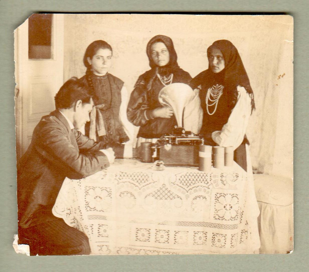 1.	Фотография "Выдающийся фольклорист, этнограф Листопадов А.М. за записью старинных казачьих песен на фонограф" Российская империя, ОВД, слобода Манькова. 1905 г.