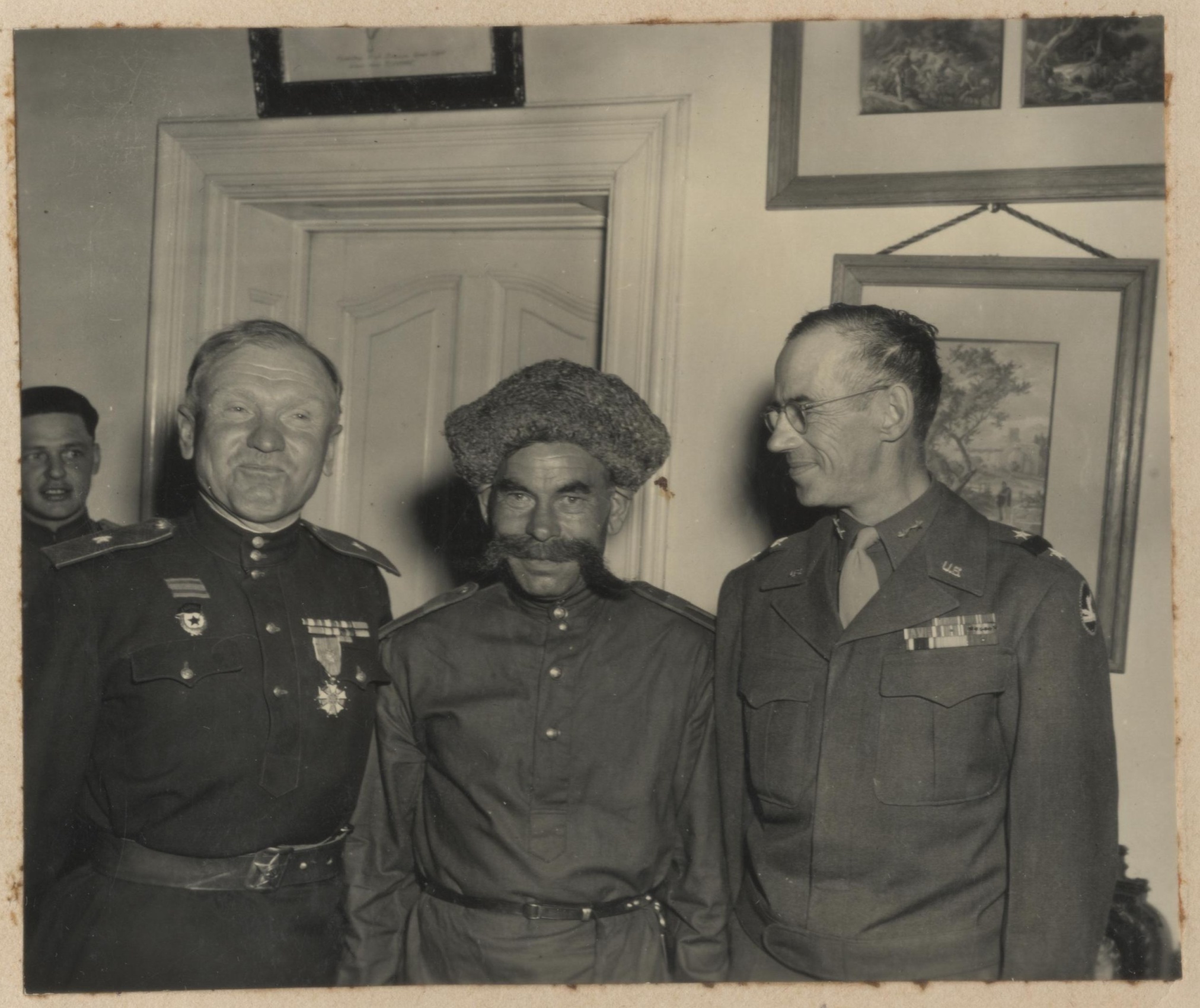 Фотография «Генералы Брикель и Боллинг вместе со старейшим кавалеристом 3-го Гвардейского кавалерийского корпуса во время банкета». 14 мая 1945 года Фотография «Генералы Брикель и Боллинг вместе со старейшим кавалеристом 3-го Гвардейского кавалерийского корпуса во время банкета». 14 мая 1945 года