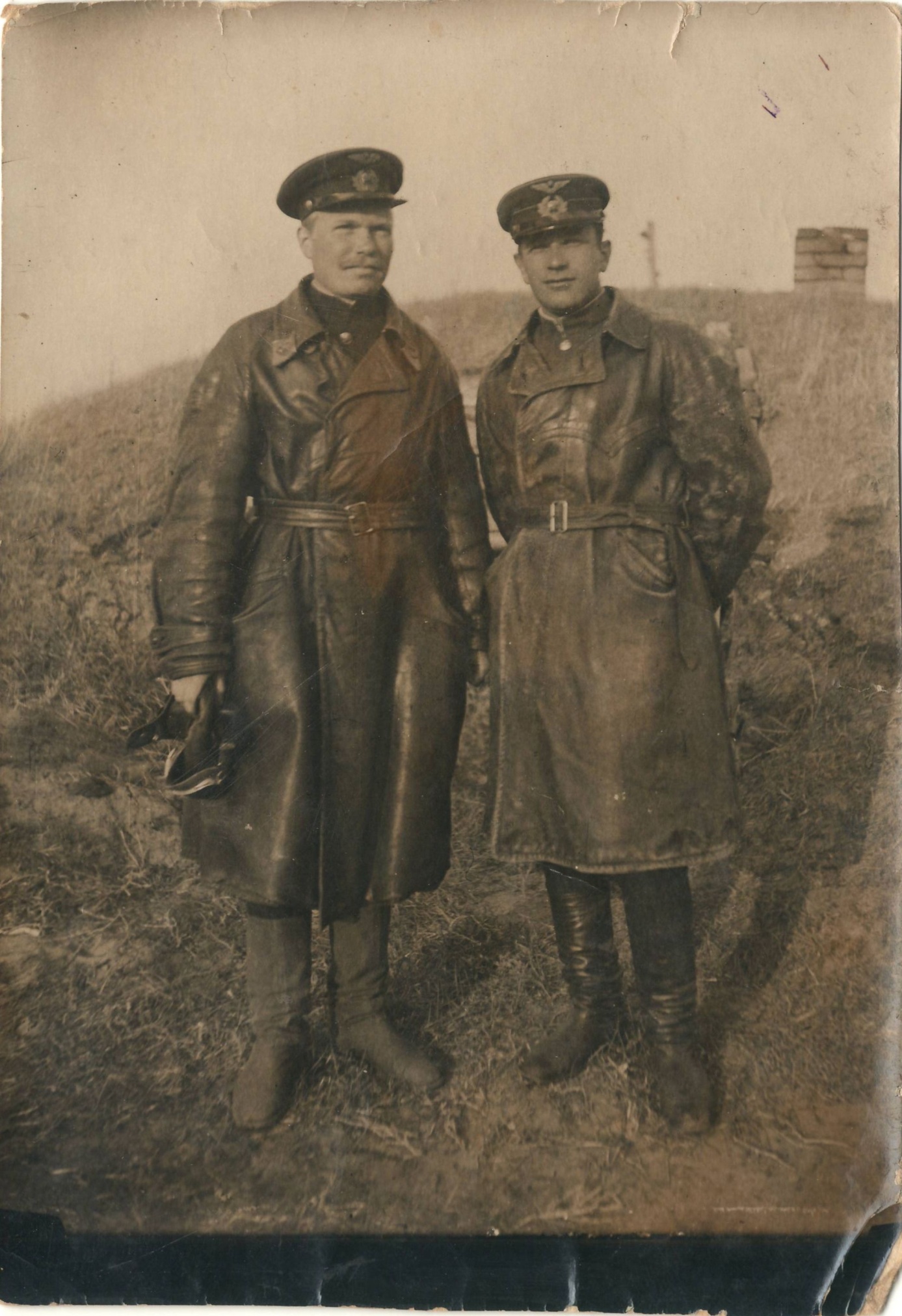 Фотография «Командир звена 41-й отдельной корректировочной авиационной эскадрильи Кожевников Ю.П (справа). с сослуживцем». Забайкальский военный округ. 1942 год