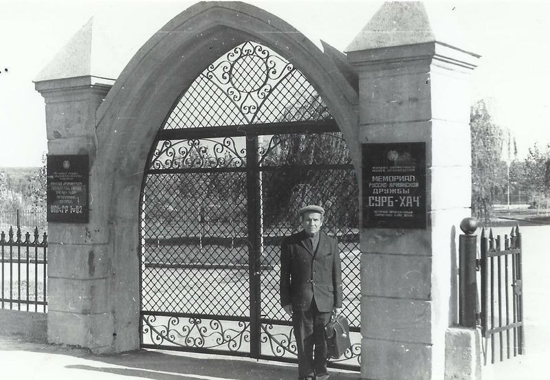 В. Г. Чинчян у ворот мемориала Сурб Хач. 1978 г.